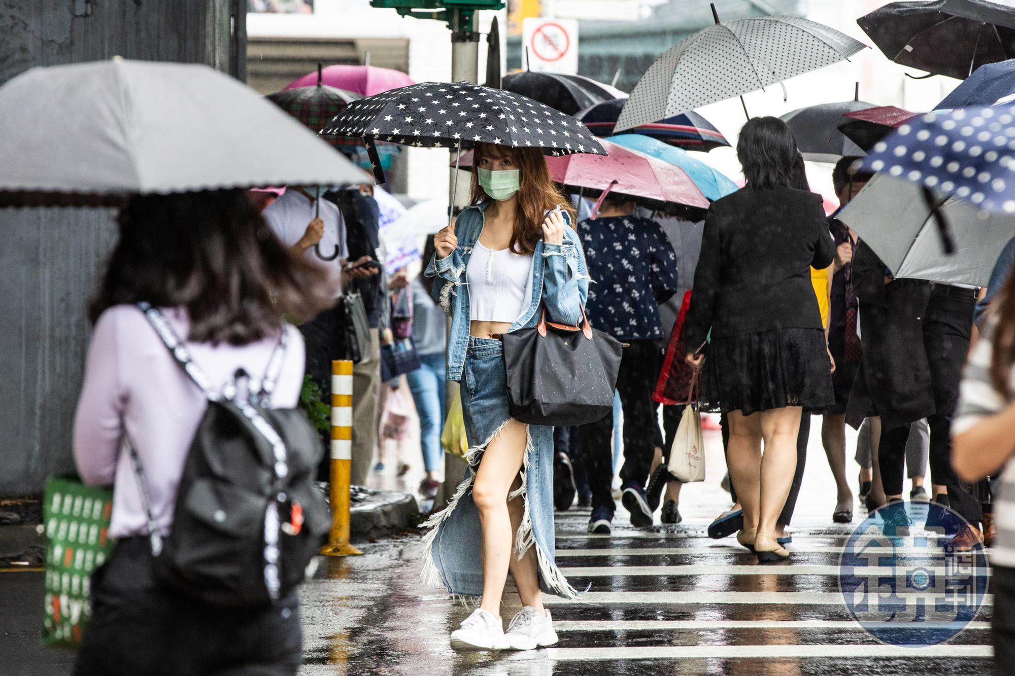 中央氣象局針對全台北北桃基等14縣市發布大雨特報，提醒民眾有局部大雨發生的機率。（本刊資料照）