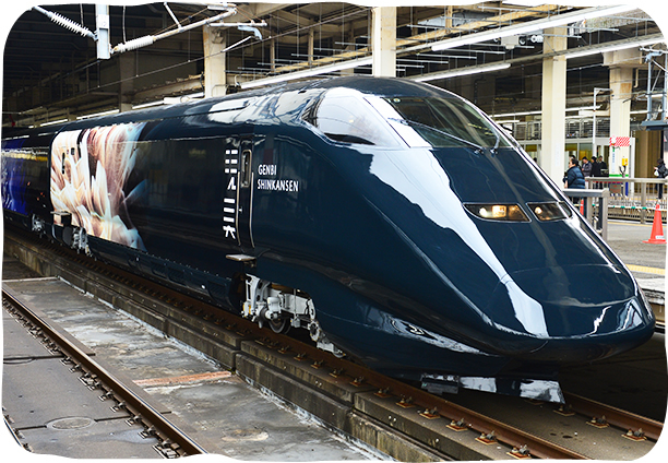 日本現美新幹線外觀由蜷川實花操刀設計，從2016年開始運行，日前宣布將於今年年底終止運行。（翻攝自JR東日本旅客鐵道株式會社）