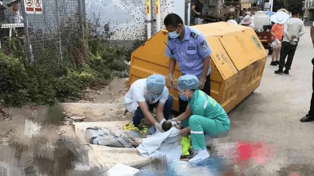 中國大陸廣東一處垃圾場發現被遺棄的女嬰,女嬰被遺棄時連臍帶都還沒有剪斷。(翻攝自荔枝視頻)