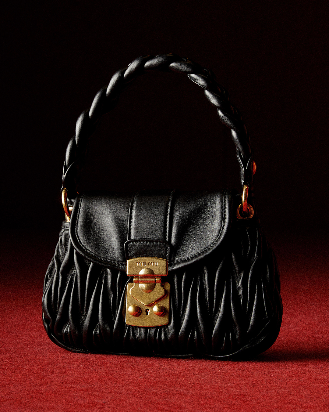 Coffer皮革手提包NT$53,000。（MIU MIU提供）