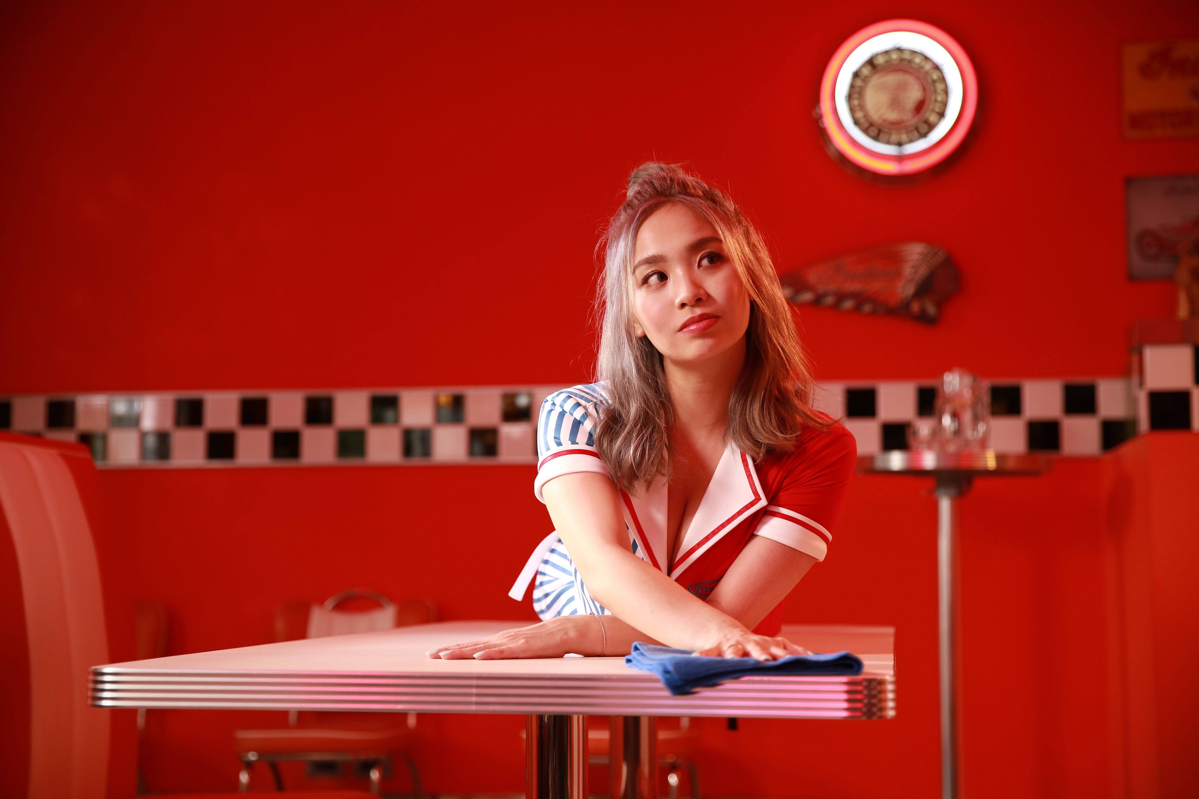 Kimberley陳芳語將推新單曲〈4AM CALLS〉，MV中，穿上量身定做的女僕裝。（華風數位提供）