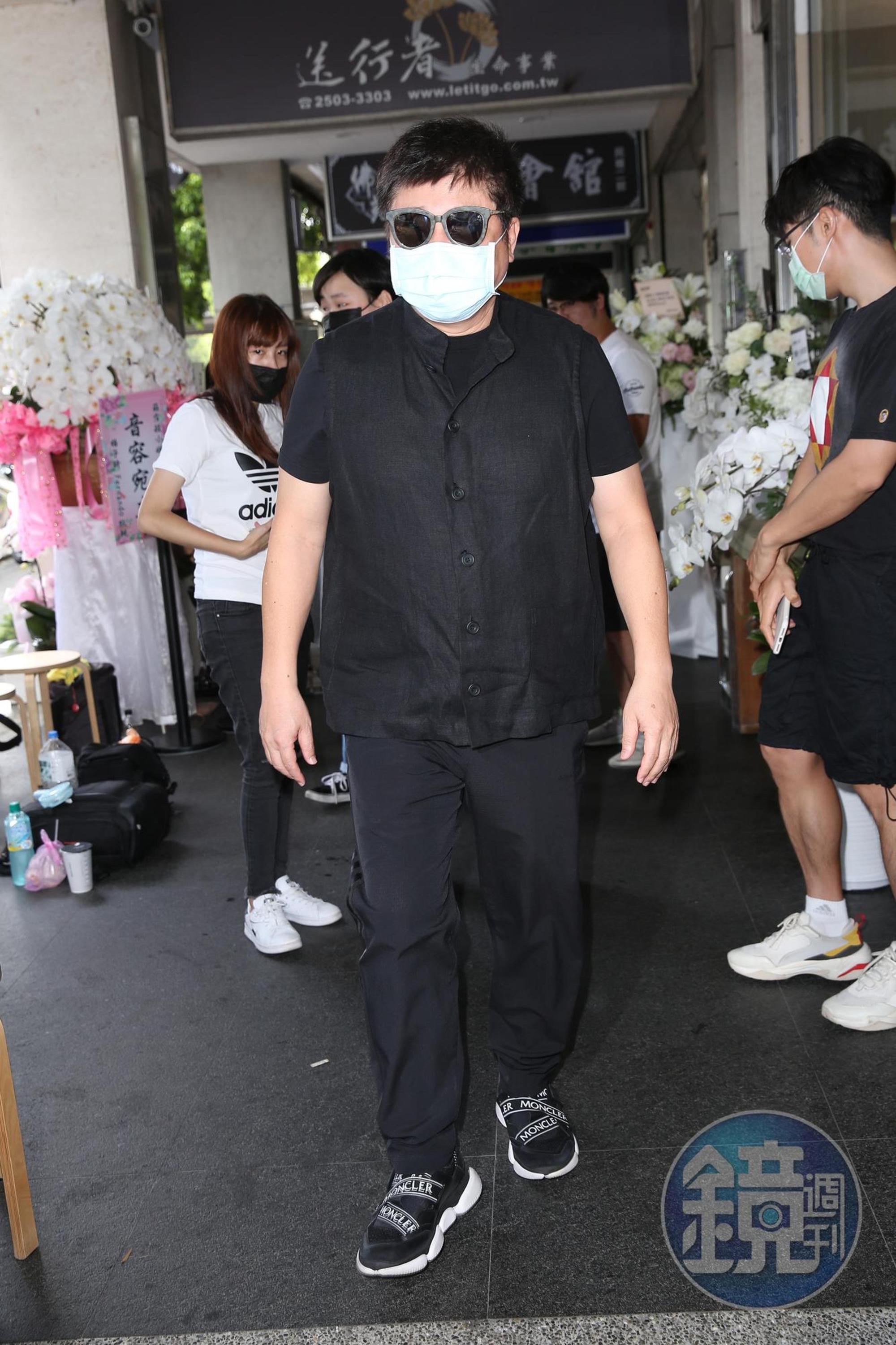 胡瓜今早戴墨鏡、口罩到羅霈穎靈堂致意，沒待很久就離開。