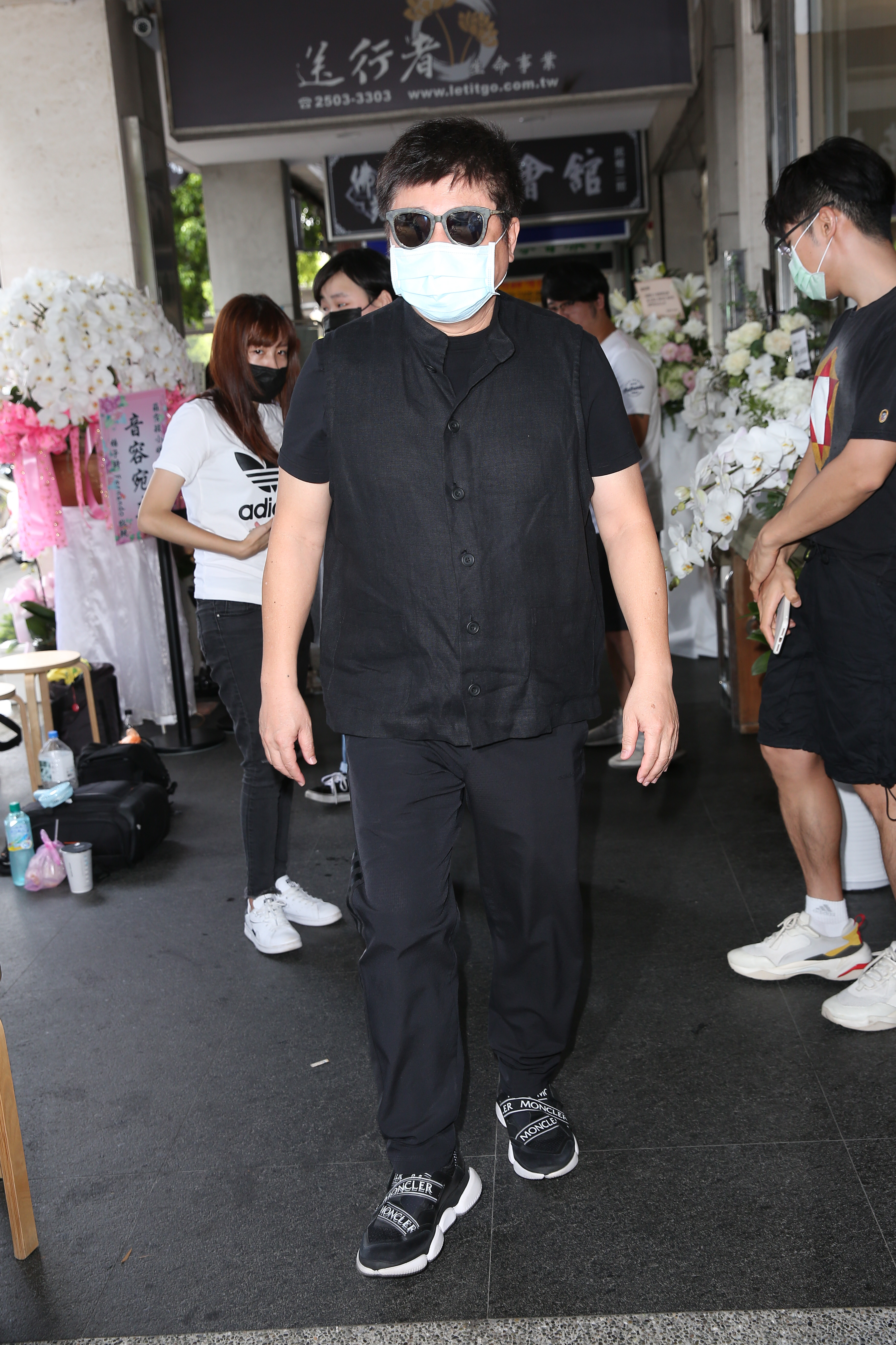 胡瓜今早戴墨鏡、口罩到羅霈穎靈堂致意,沒待很久就離開。