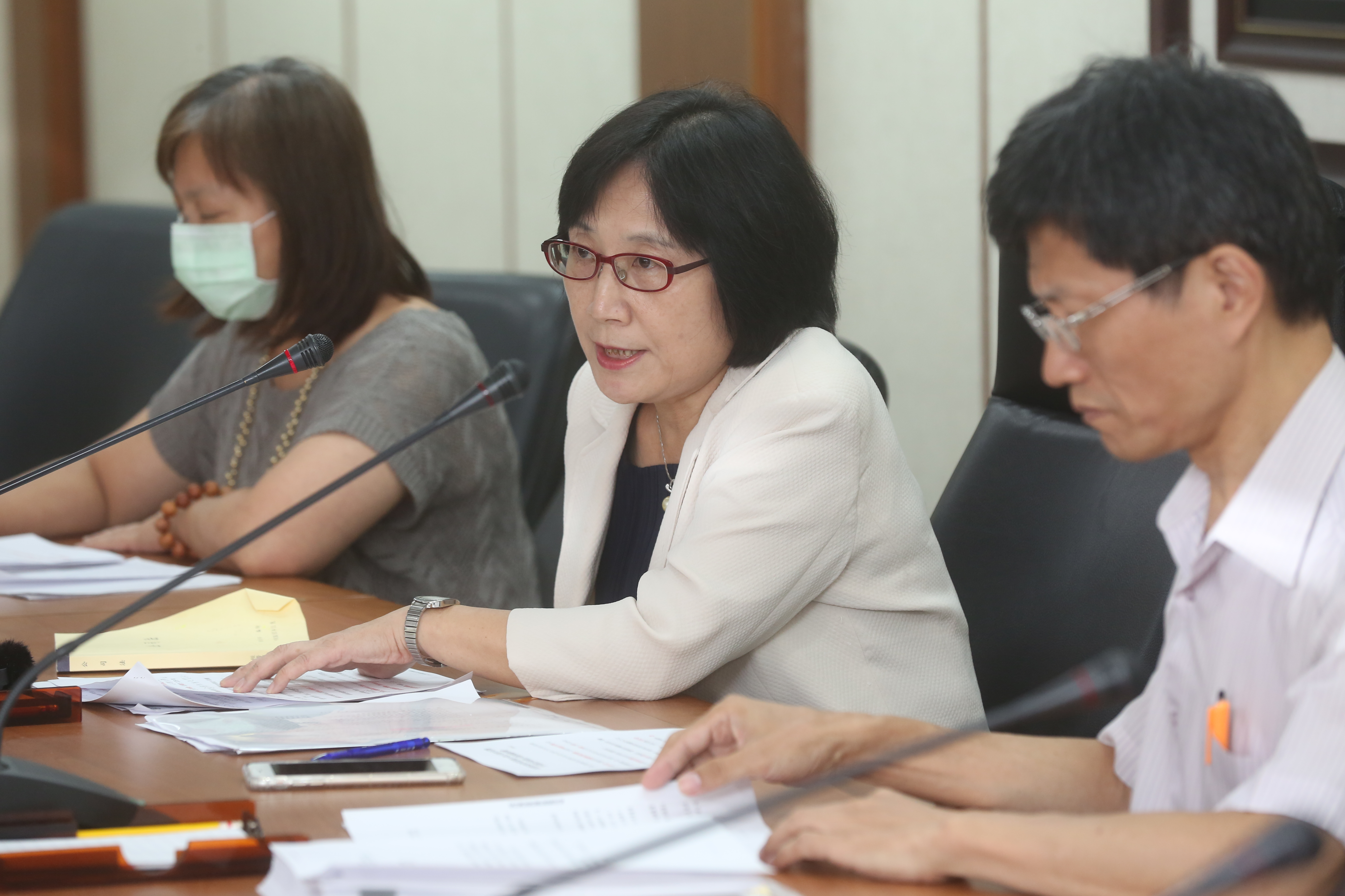 經濟部今天下午臨時召開記者會，宣布決議核准欣同及新大同公司自行召開股東臨時會。