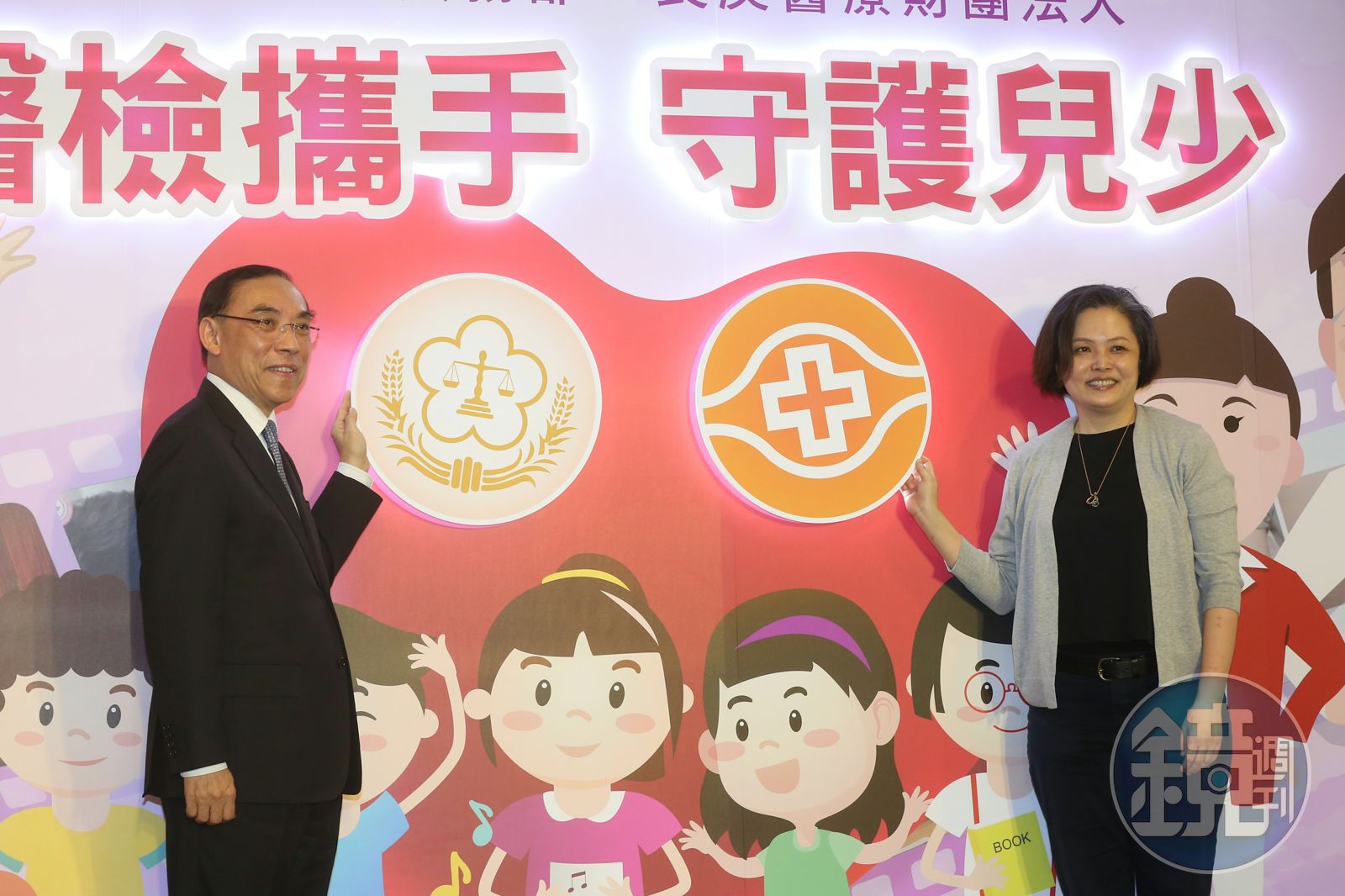 法務部與長庚醫院今(12)日舉辦「醫檢攜手,守護兒少」記者會,不但宣示共同推動兒少保護工作,包括法務部長蔡清祥與長庚醫院董事長王瑞慧均親自出席。