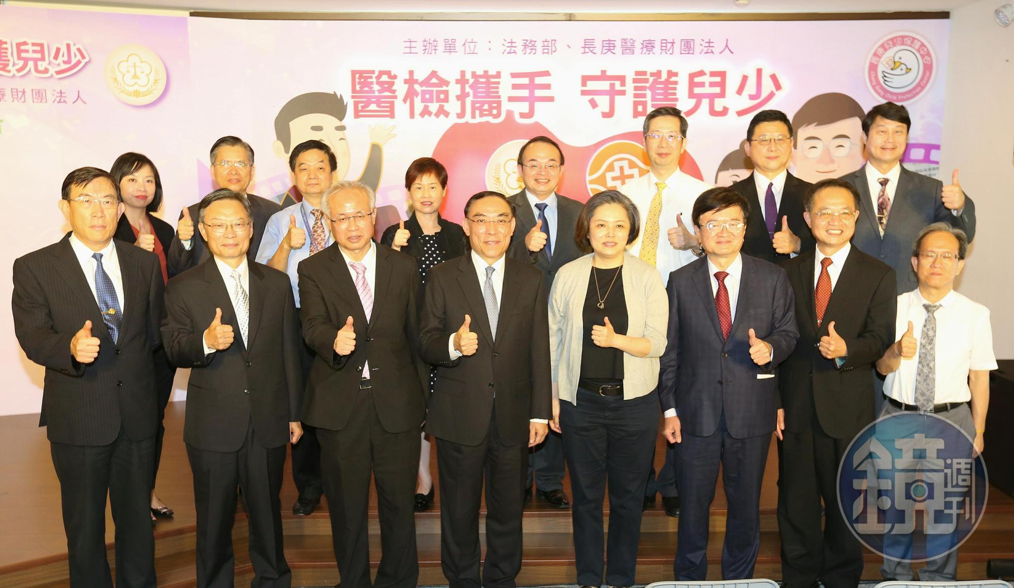 法務部與長庚醫院攜手合作兒虐防制,由醫、檢共同舉辦研習會,有助證據保全,伸張司法正義。