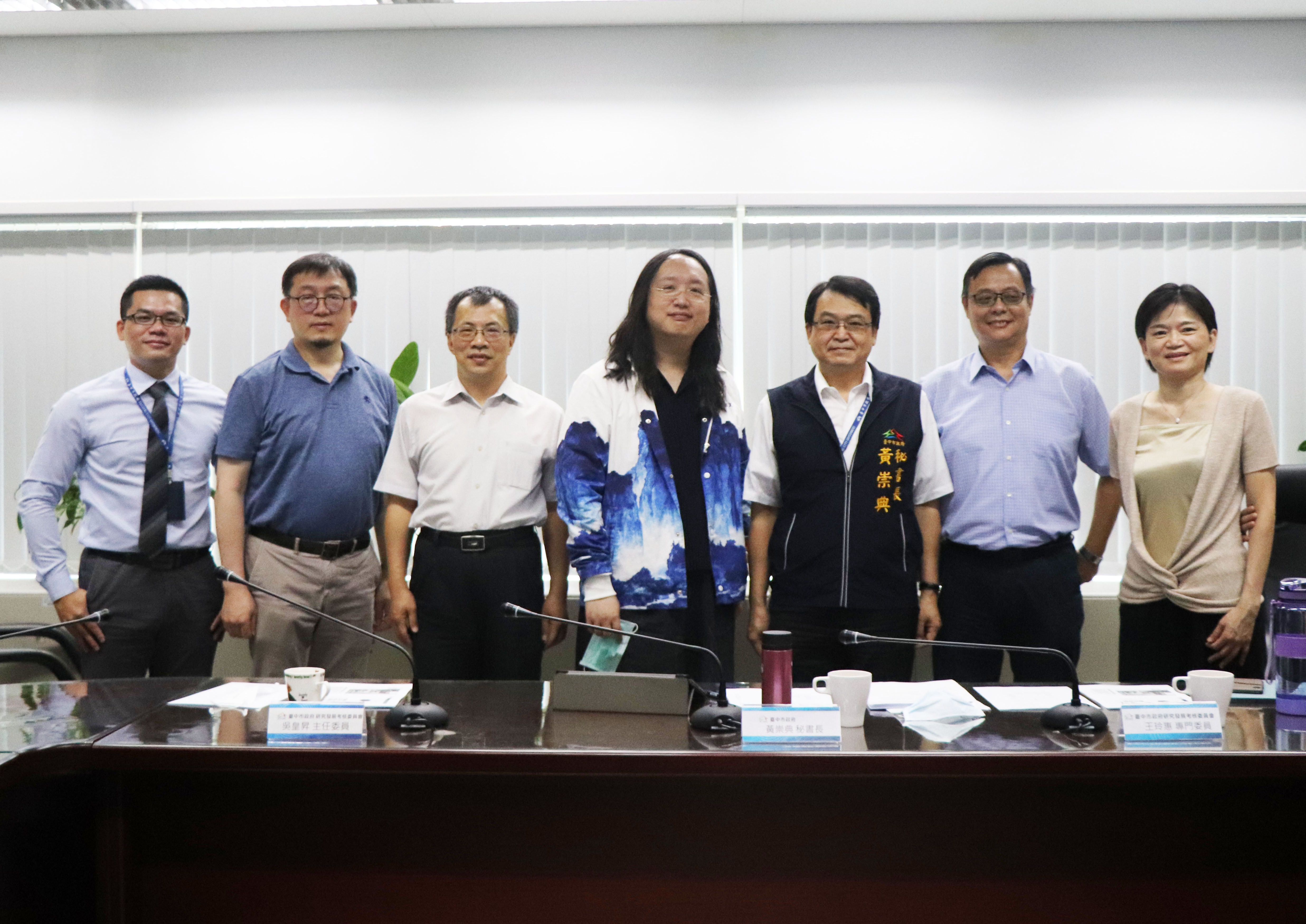 邁向智慧城市願景-中市府向唐鳳與數位專家取經。（台中市政府提供）