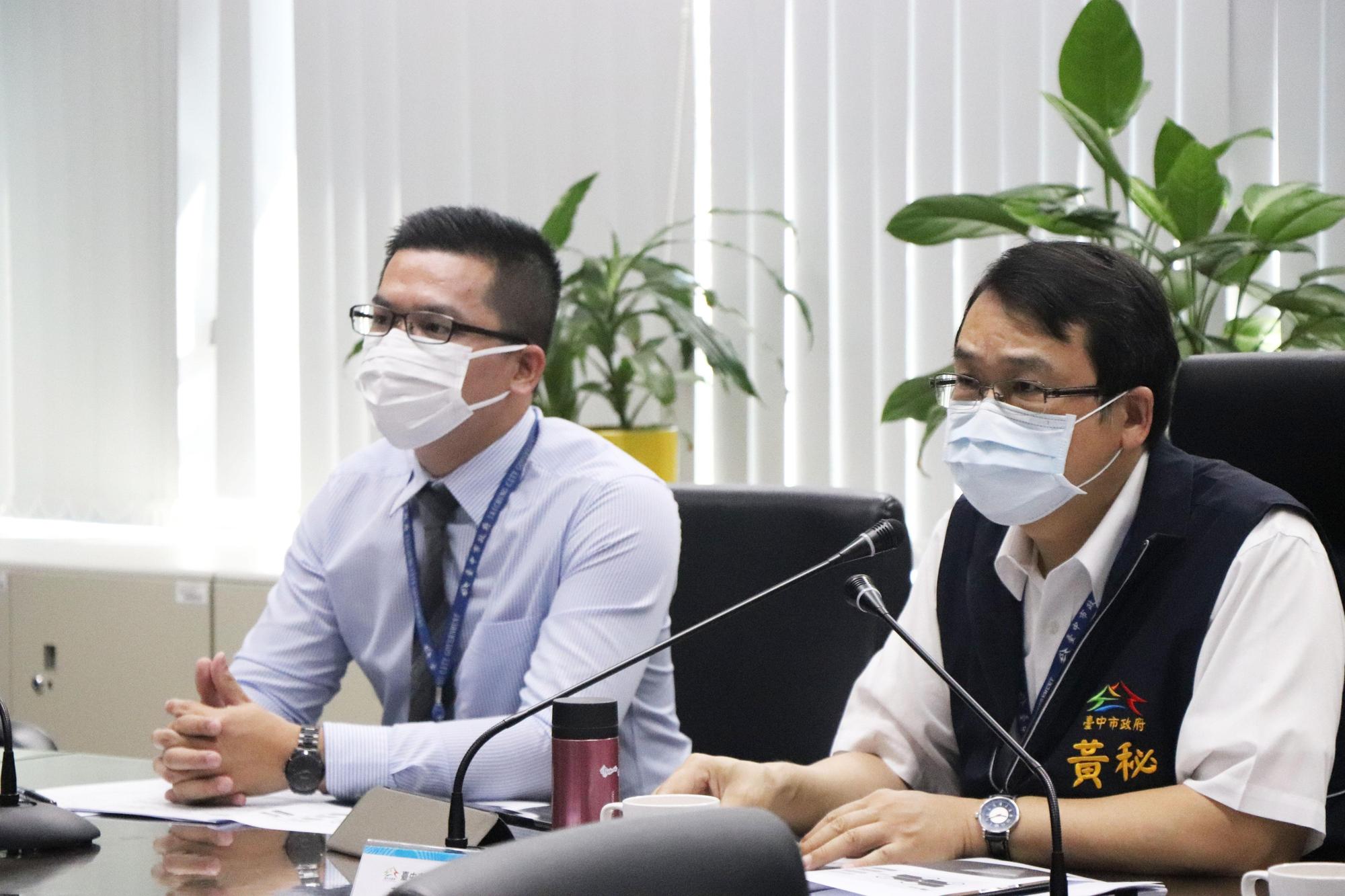 黃祕書長及研考會主委吳皇昇聆聽專家學者建議。(台中市政府提供)