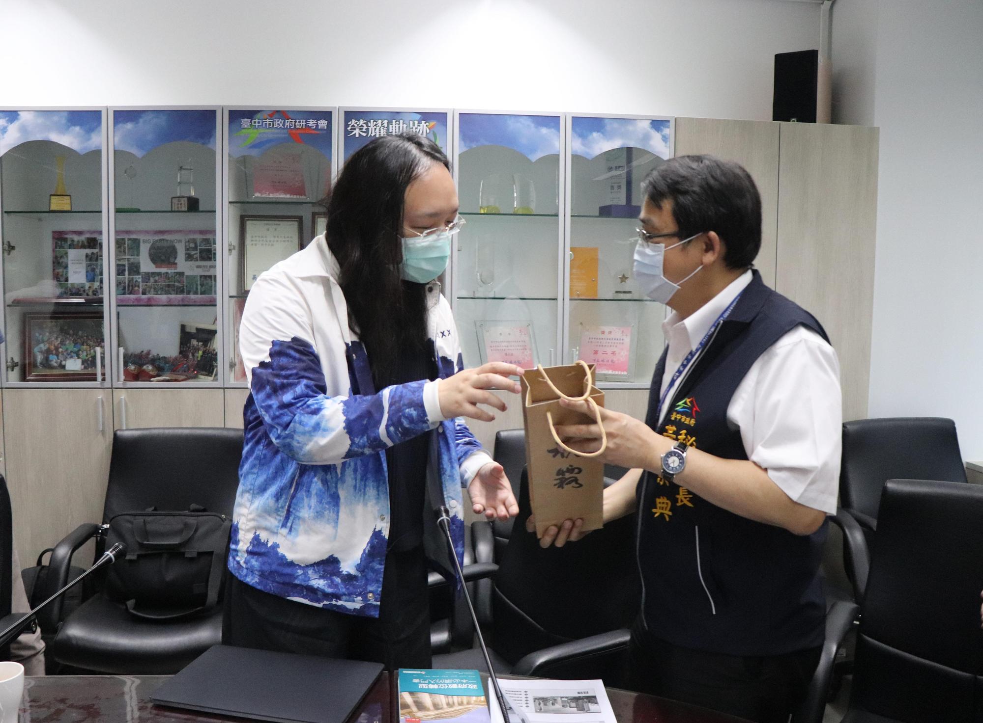 祕書長黃崇典致贈禮品給行政院政務委員唐鳳。(台中市政府提供)