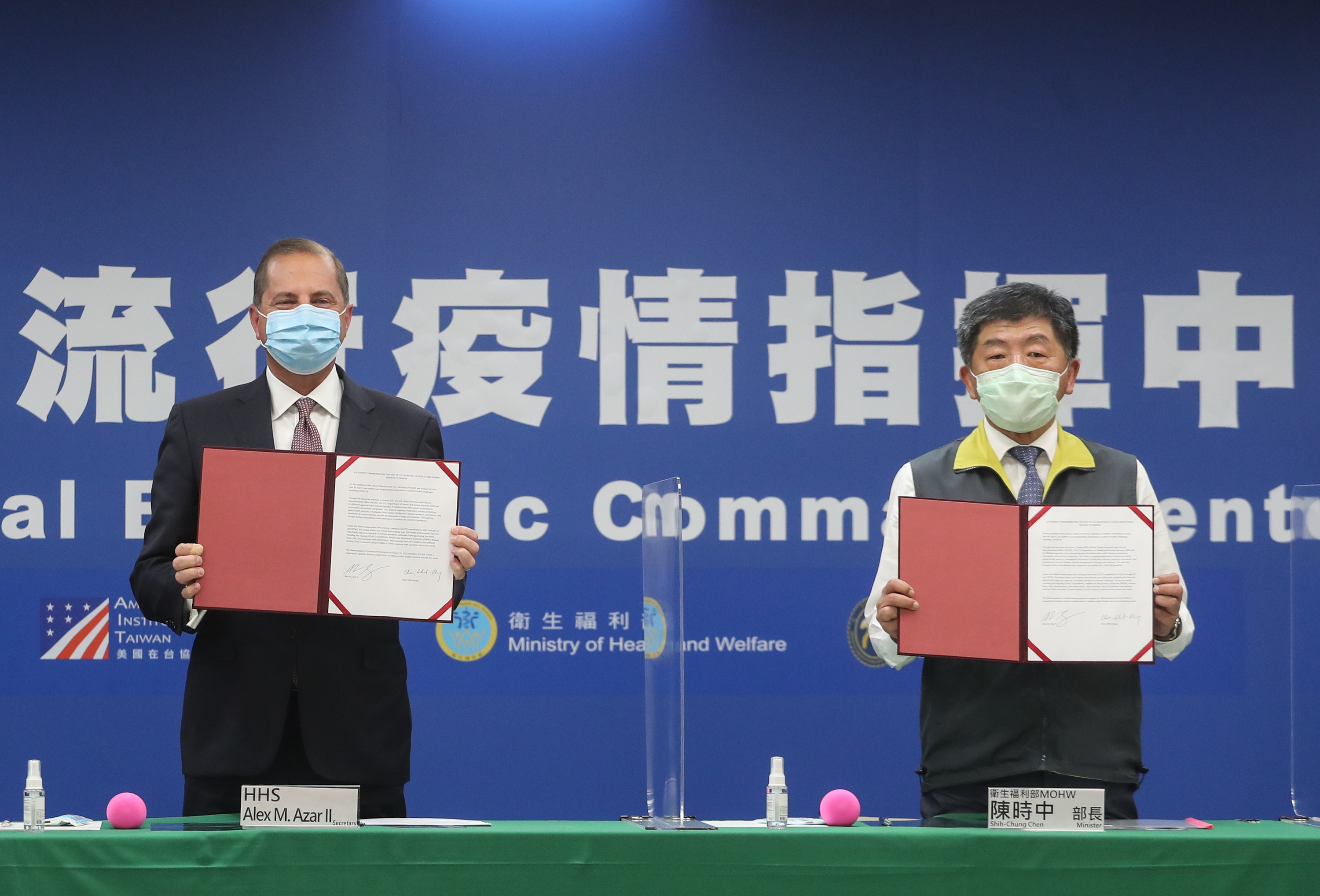 美國衛生部長阿札爾（左）與陳時中（右）簽署醫衛合作瞭解備忘錄，中國國家衛生健康衛生委員會今（12日）對此回應。（中央社提供）