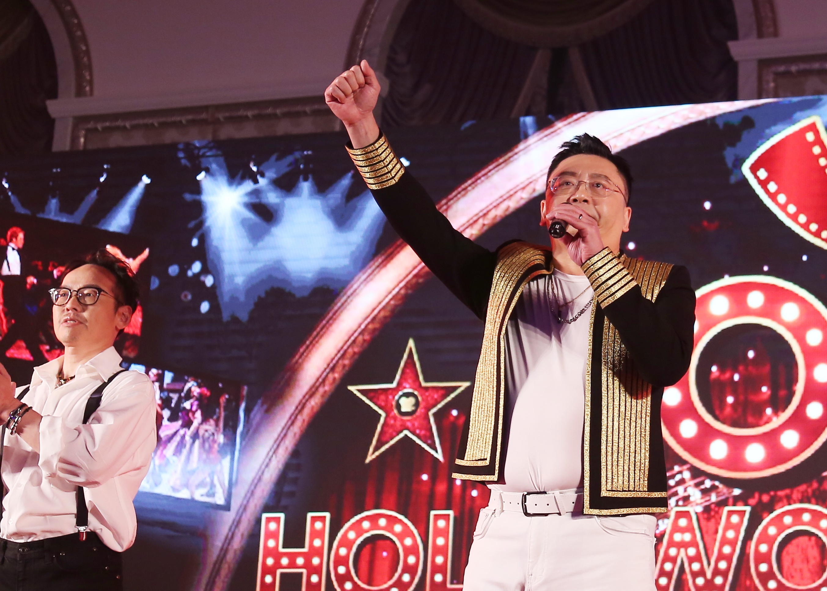 和泰車董事會決議今年將替員工加薪3%，圖為和泰車總經理蘇純興（右）。