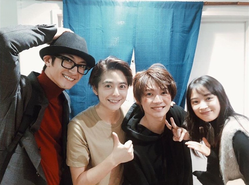 三浦春馬（左）和神木隆之介（右2）是從小到大一起在演藝圈打拚的好友，他還曾到神木主演舞台劇現場替他打氣。（翻攝自三浦春馬Instagram）