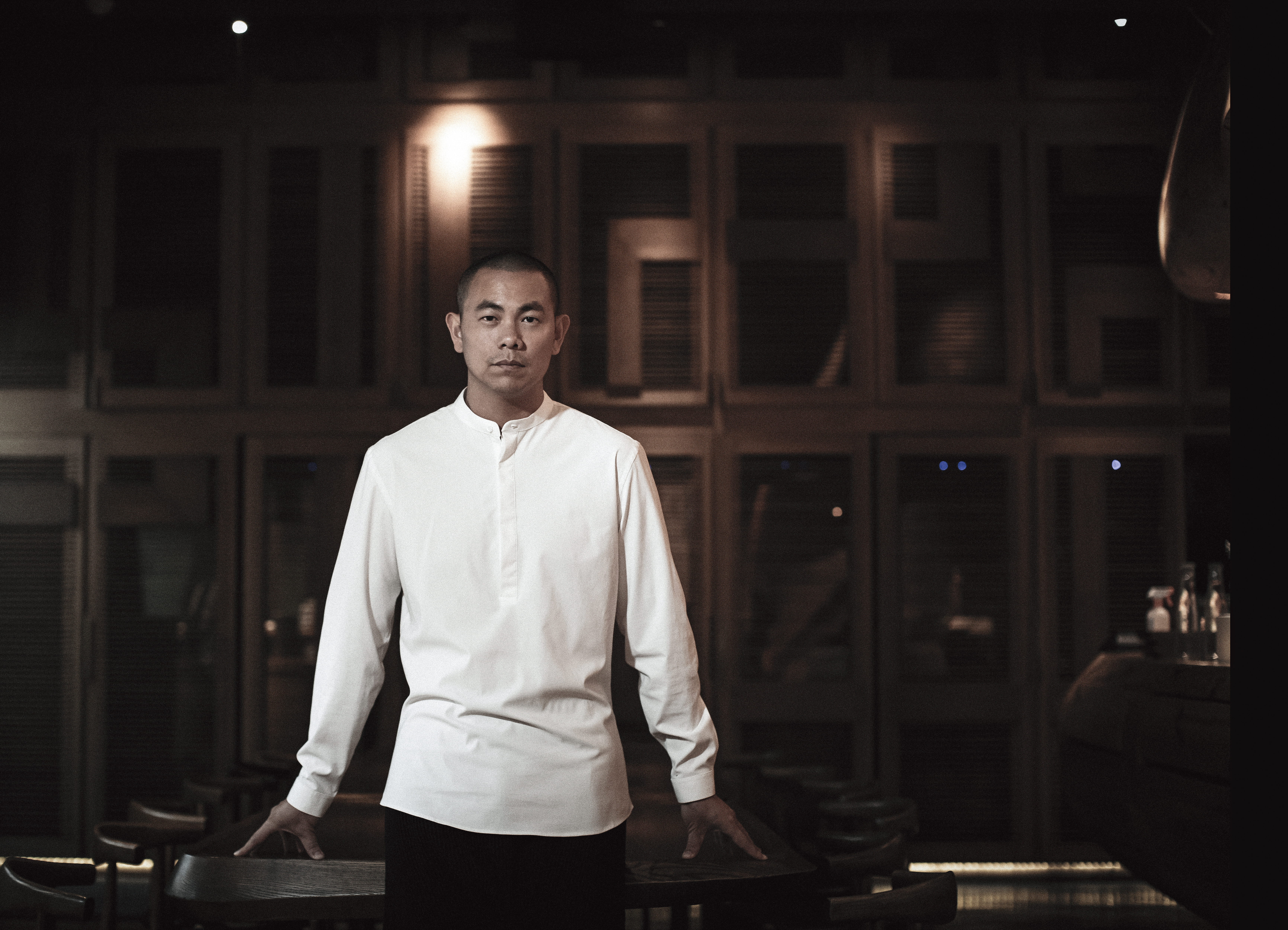 名廚江振誠昨日在社群發出全黑照，網友心疼是米其林摘3星失利，但他本人發聲否認。