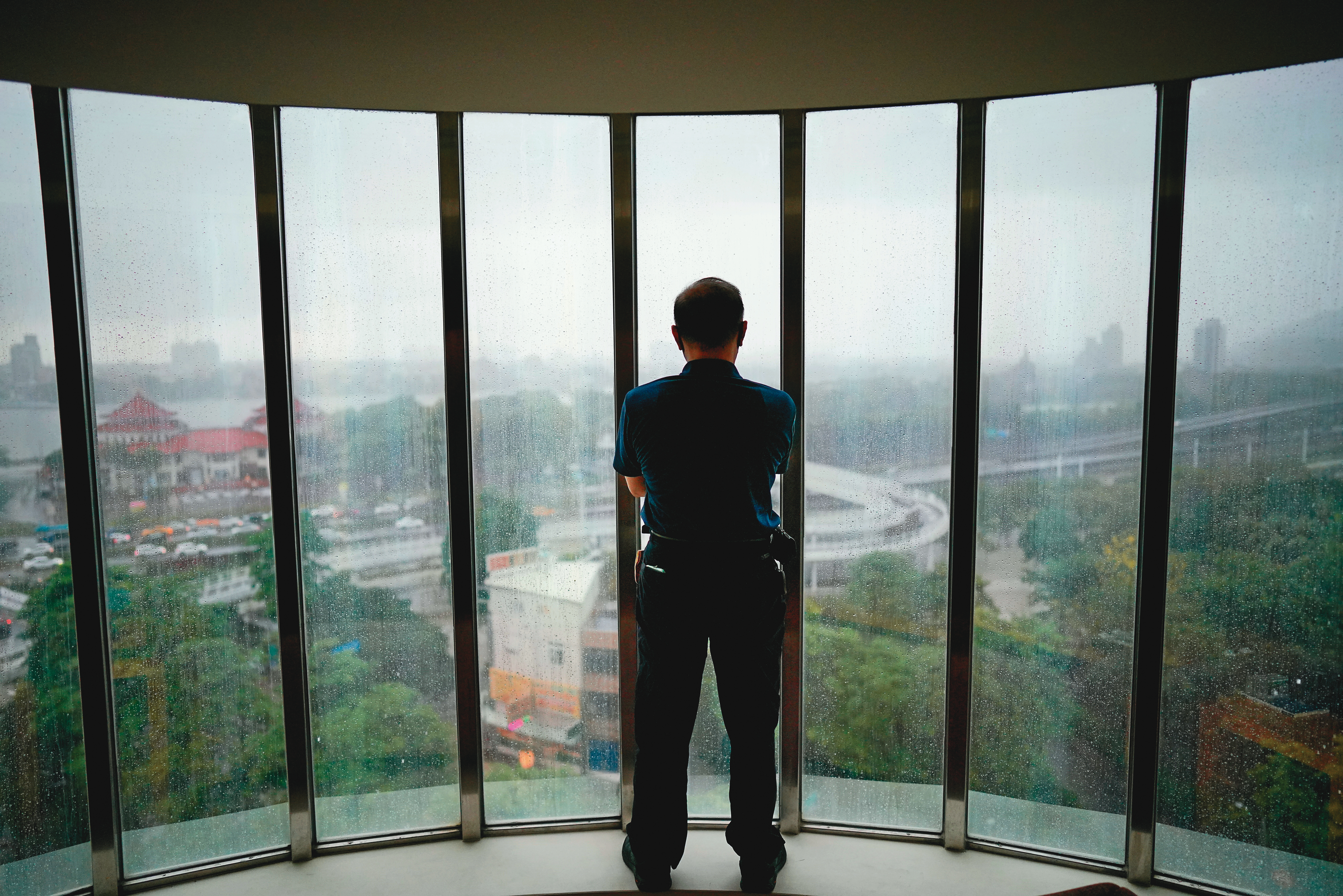 師父與信徒構成一個各取所需的複雜結構,當信徒「有所求」時,便會錯估自己的能力範圍,一步步掉入師父的陷阱裡。