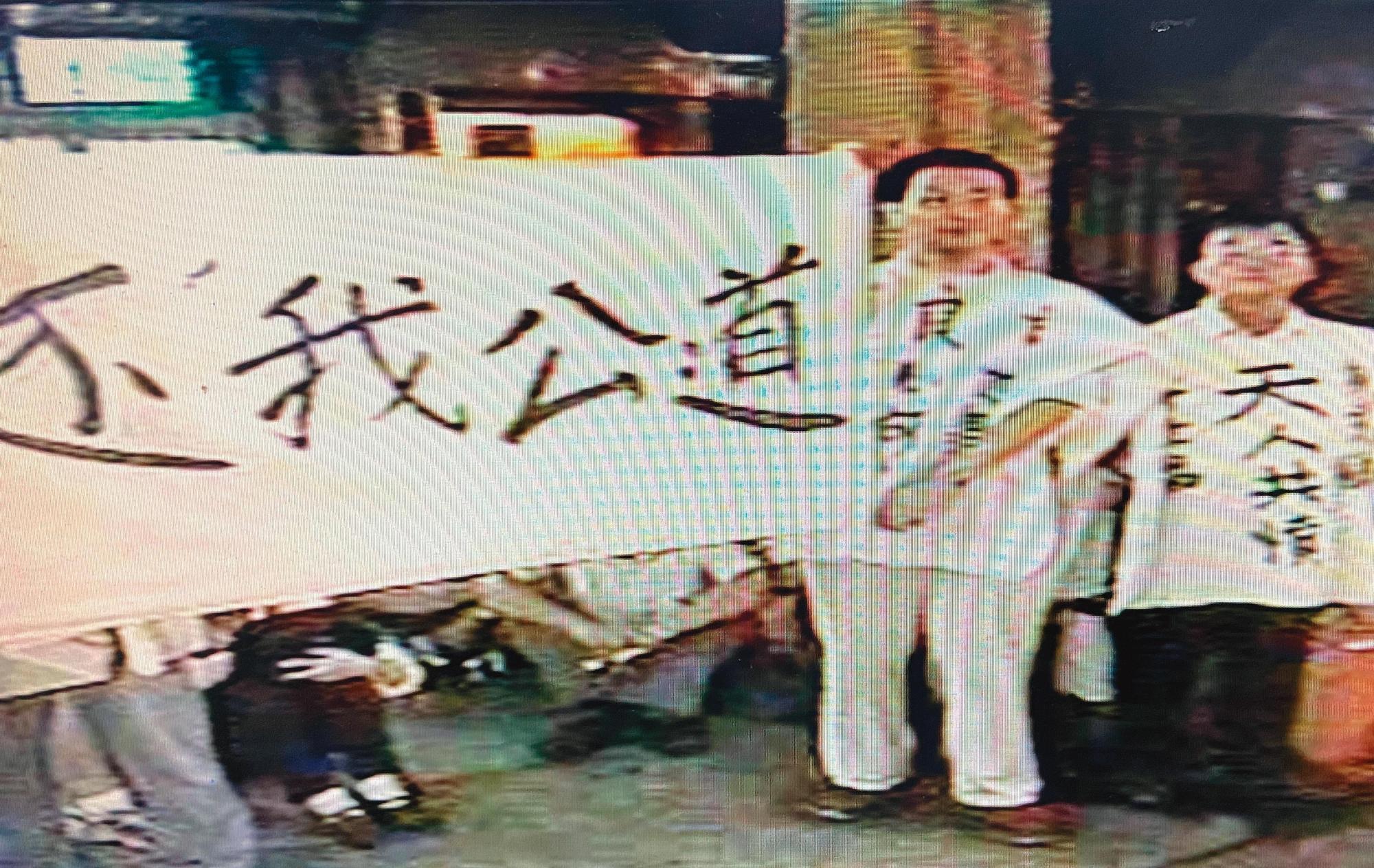 2000年，王丙藩書店的監視器錄下了華興信徒騷擾的犯罪證據，成為呈堂證供。（受訪者提供）