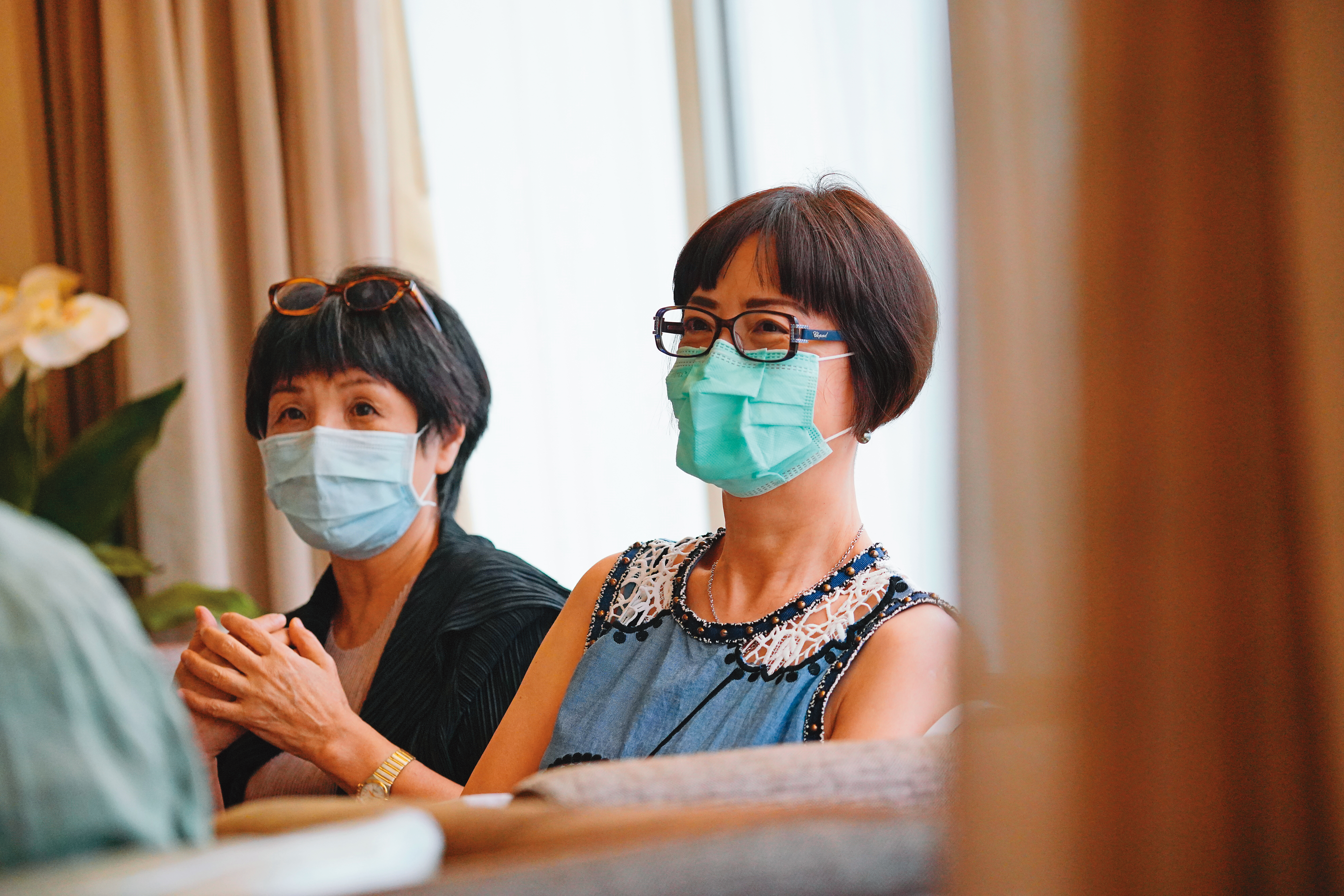 駱慧芳(右)說,剛開始聽到「世界末日」也覺得很怪,「但聽久了大家都信,你怎麼會不信?他的錄音帶你每天在聽,叫你去殺人都會殺人了。」