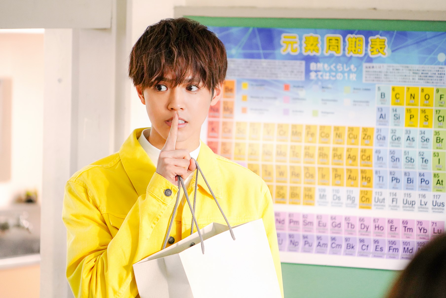 日本超人氣放浪新世代男星片寄涼太在《午夜0時的吻》飾演偶像明星。(傳影互動提供)