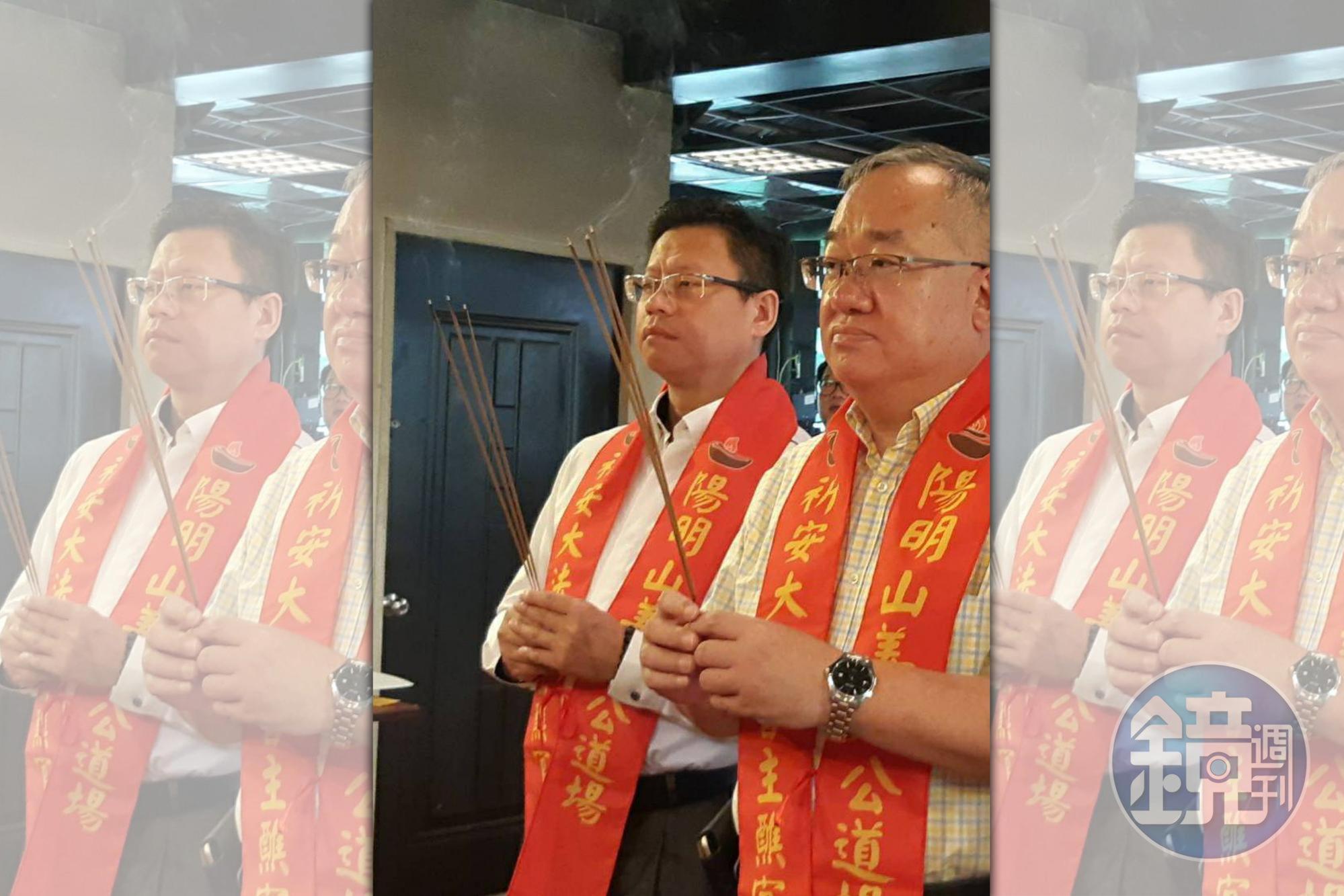 大同市場派代表林宏信(右)赴陽明山姜太公道場點七星燈祈福。(讀者提供)