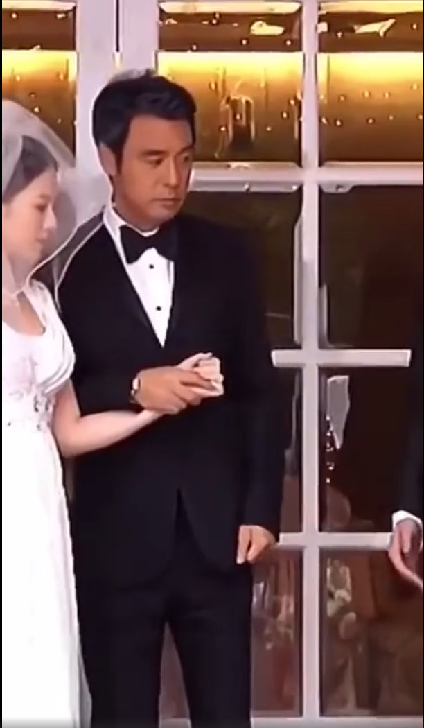 鍾嘉晴穿著婚紗,鍾鎮濤牽著她的手。(翻攝自鍾鎮濤微博)