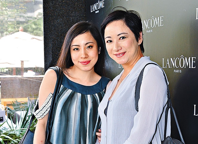 港姐謝寧（右）在2012與女兒岑寧童的合影，她受訪指女兒要跳樓是誤會一場。（東方IC）