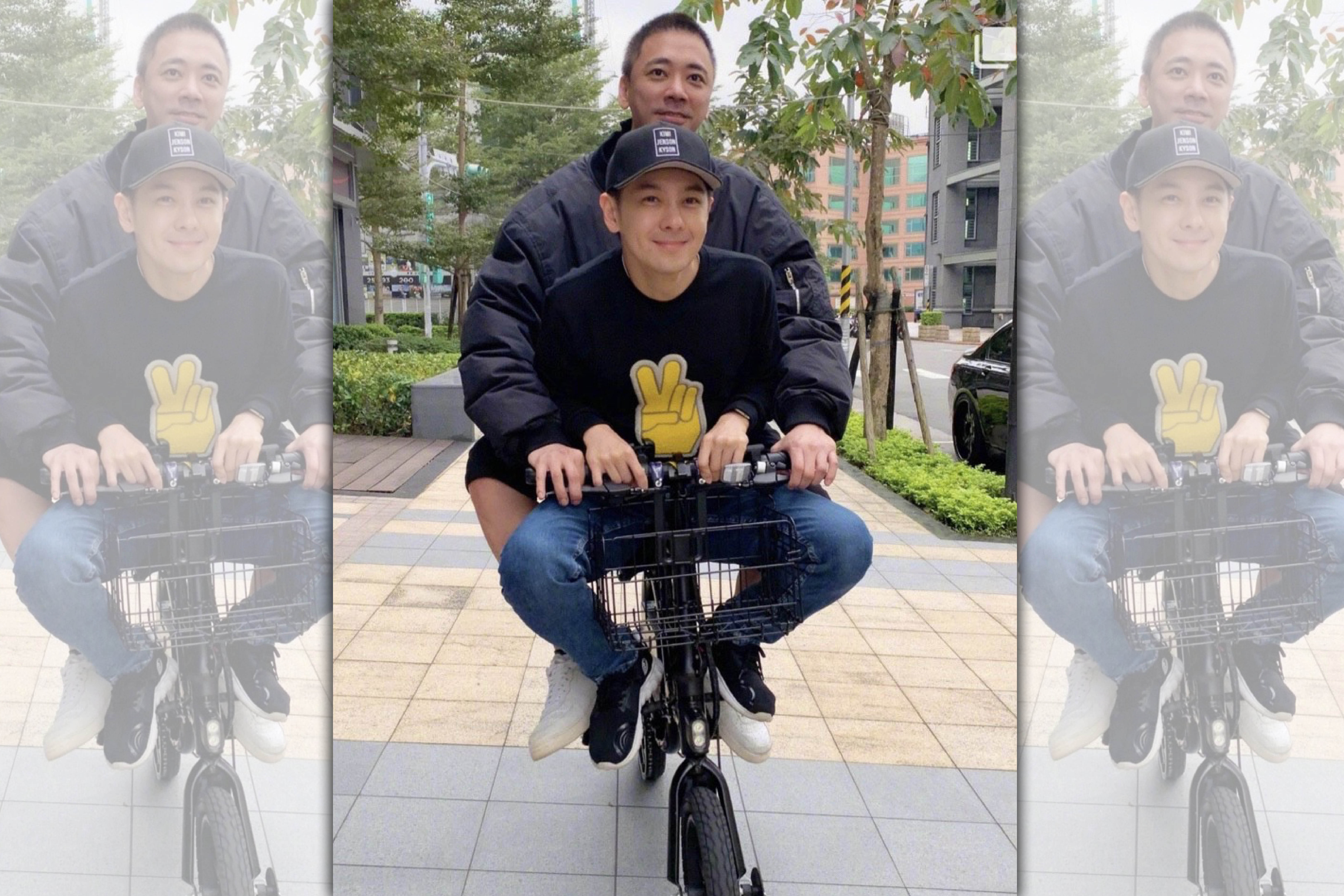 信（後）騎著腳踏車載林志穎（前）的照片，因為車子太小，兩人擠一台車上顯得擁擠又滑稽。（翻攝自信微博）