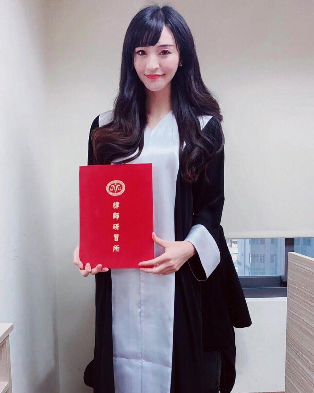 傅靖瑜外型亮麗,還以全國第28名的高分考取律師。(翻攝自傅靖瑜IG)