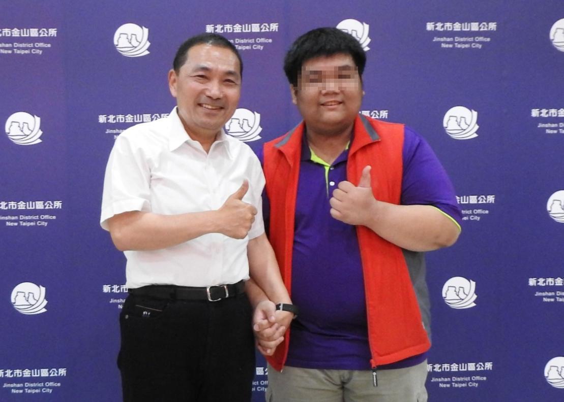 新北市金山區公所的小編陳嘉緯(右)被爆因工作過勞而猝逝,許多網友紛紛響應悼念。(翻攝陳嘉緯臉書)
