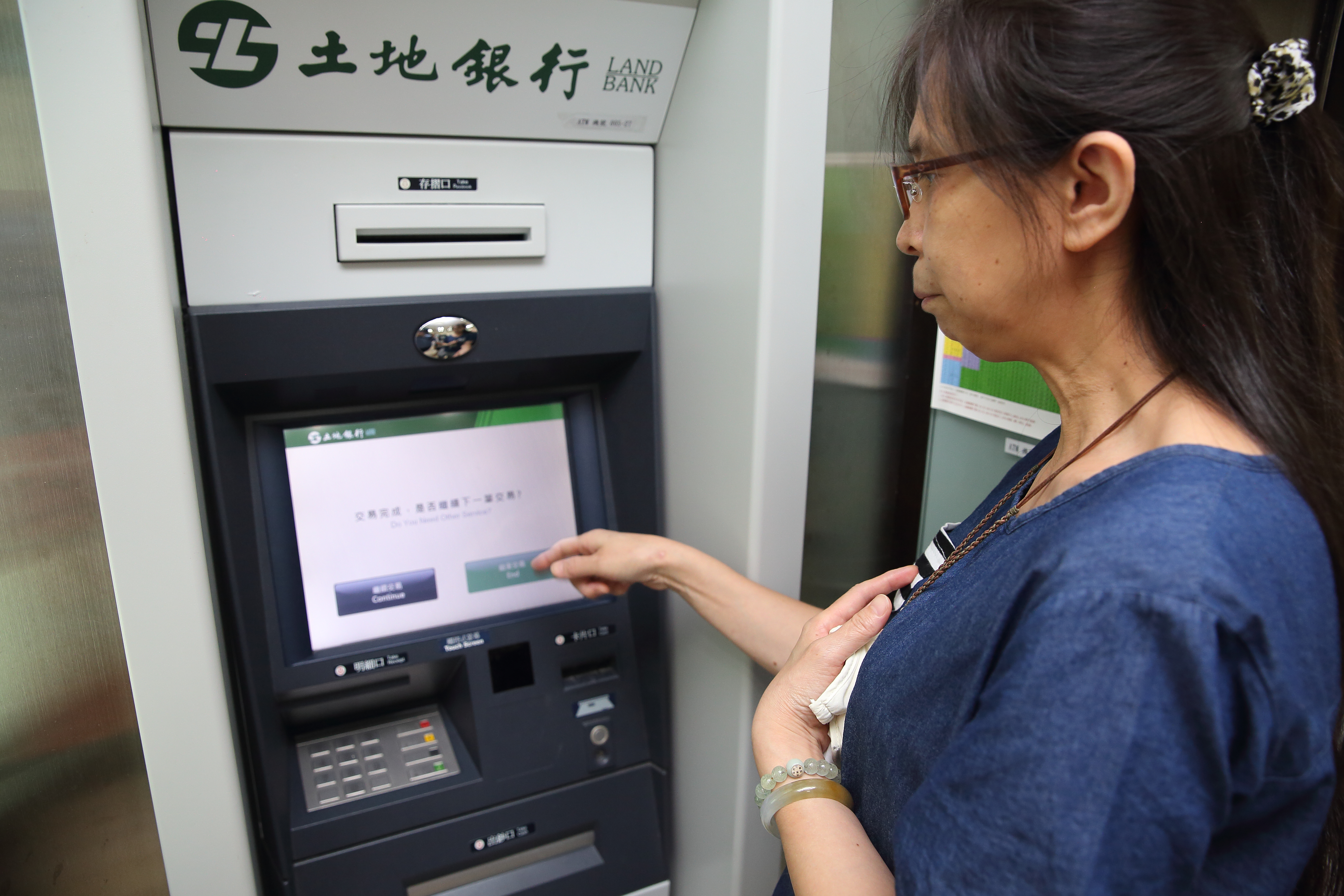 持勞動保障卡至土銀、玉山、台北富邦、台新、一銀等發卡銀行的ATM，可查詢勞退金。