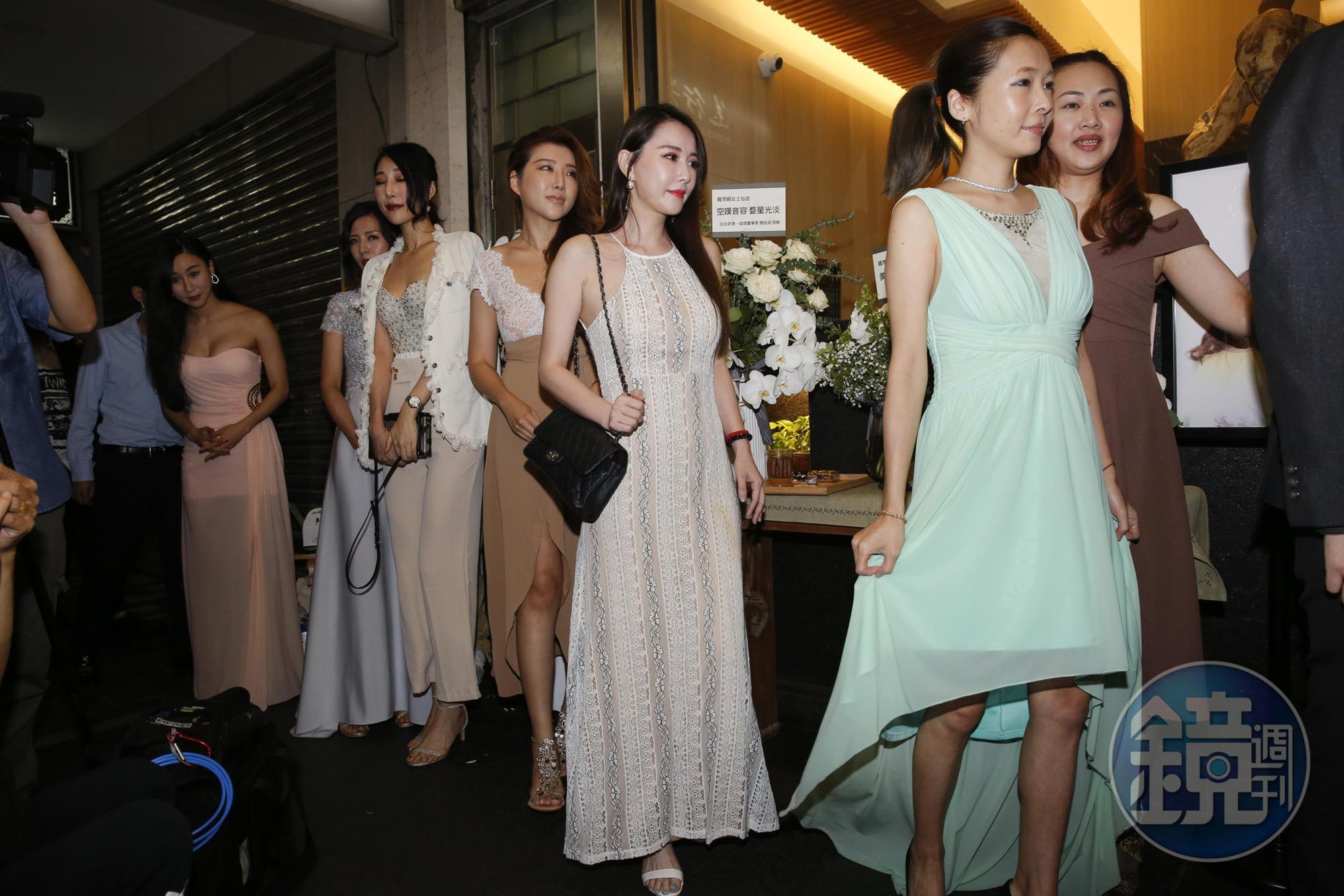 Makiyo(右)等好友姐妹淘,按原定計畫舉行開電音生日趴,照羅霈穎的Dress code盛裝打扮,慶祝東區羅姐60歲冥誕。