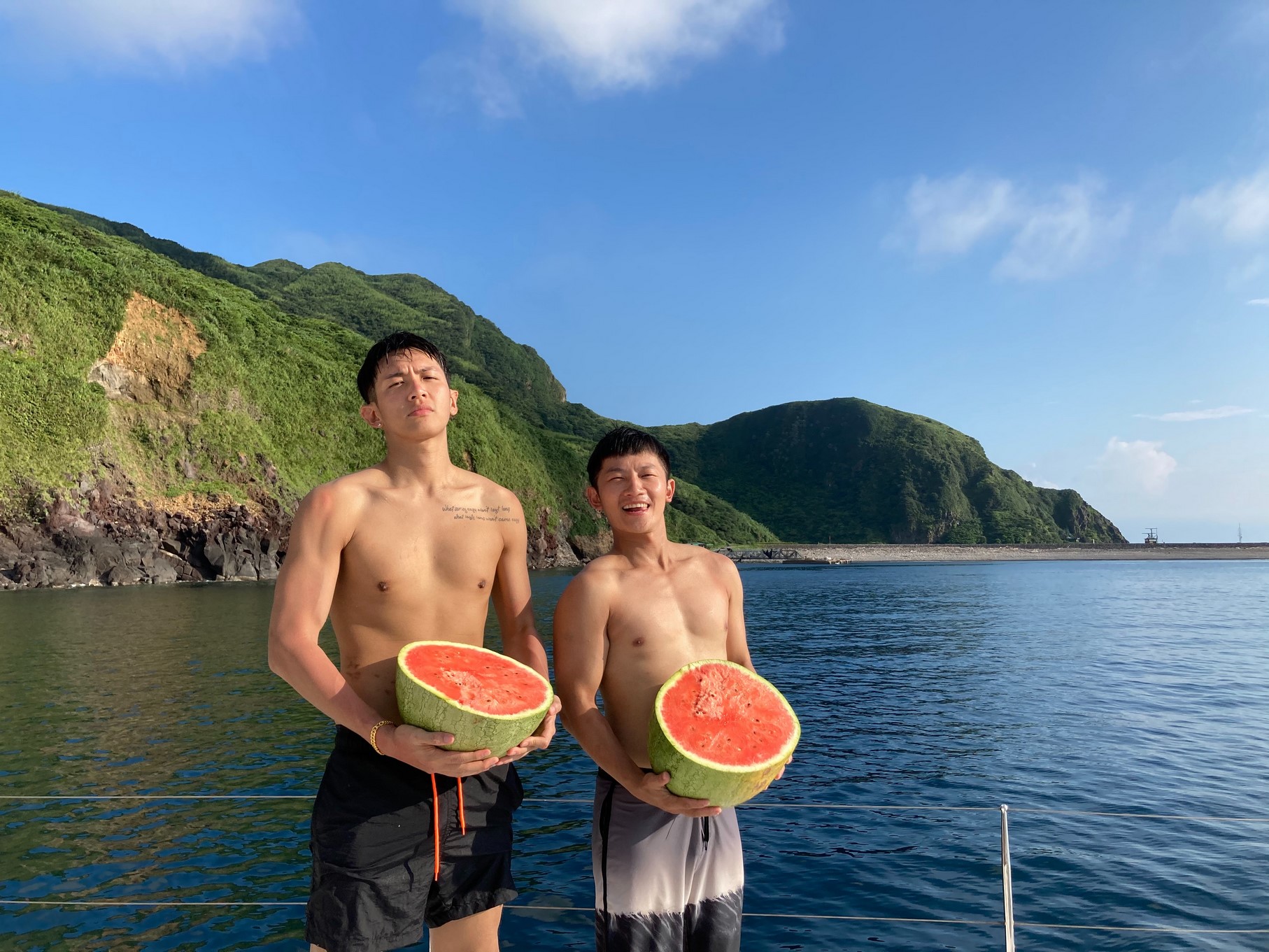 柯震東與蔡昌憲秀出精壯身材。(傳影互動)