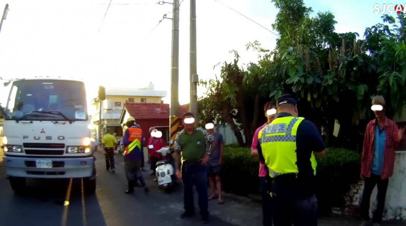 清潔車被邱男（右1）攔車理論。（讀者提供）