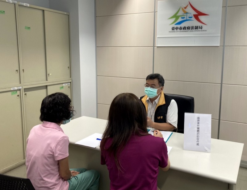 台中市政府法制局成立專責窗口,協助辦理團體訴訟收件作業。(法制局提供)