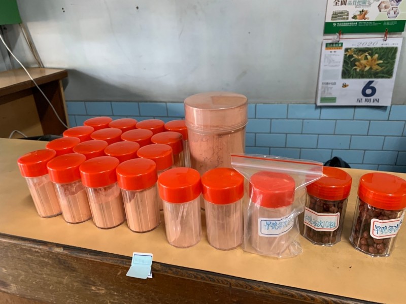 台中鉛中毒風暴蔓延，受害人激增至21人，圖為衛生局查扣的九褔中醫診所藥粉。（市府提供）