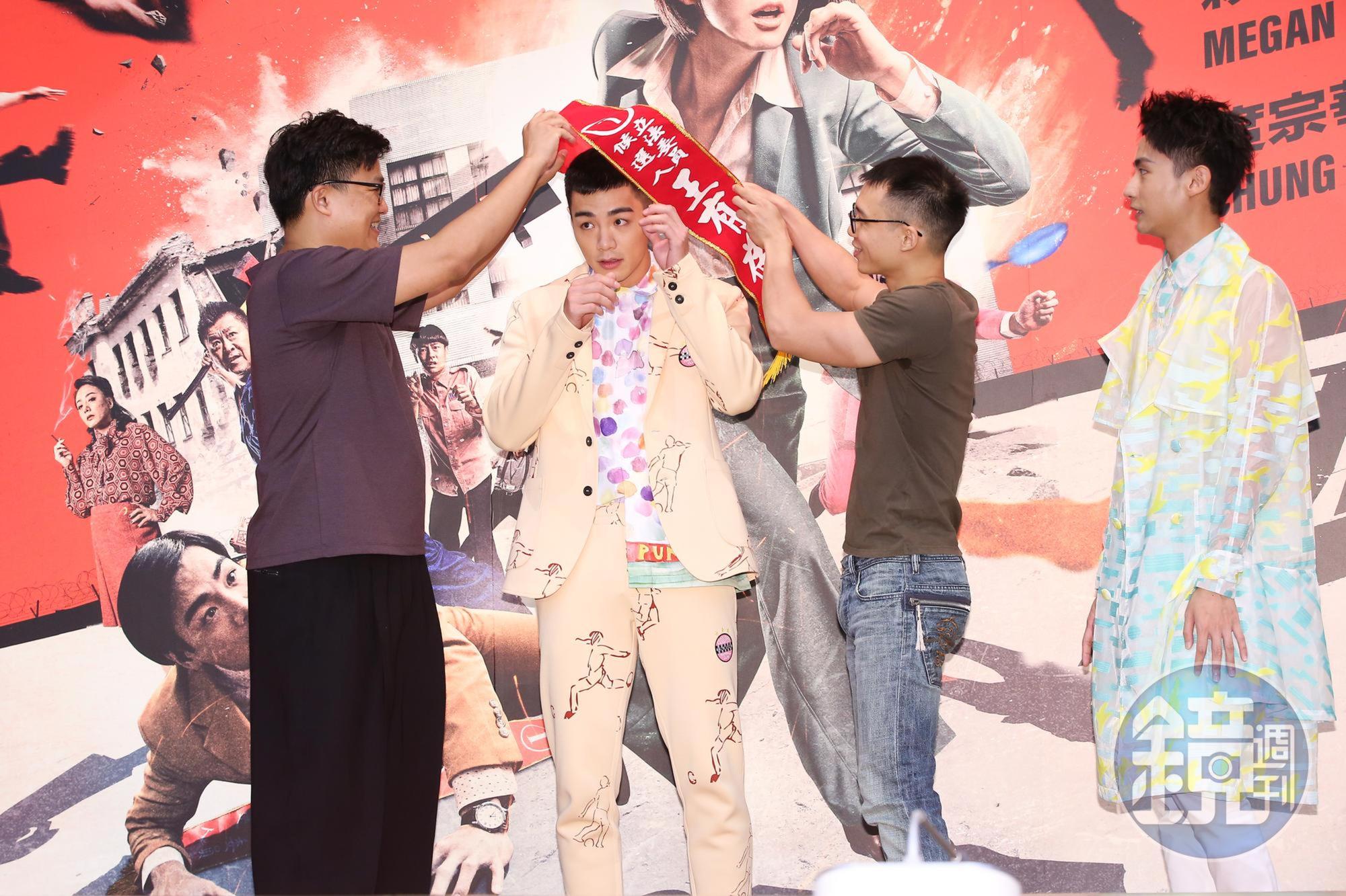 監製曾瀚賢及導演王逸帆為禾浩辰披上值星彩帶,預祝票房大賣。