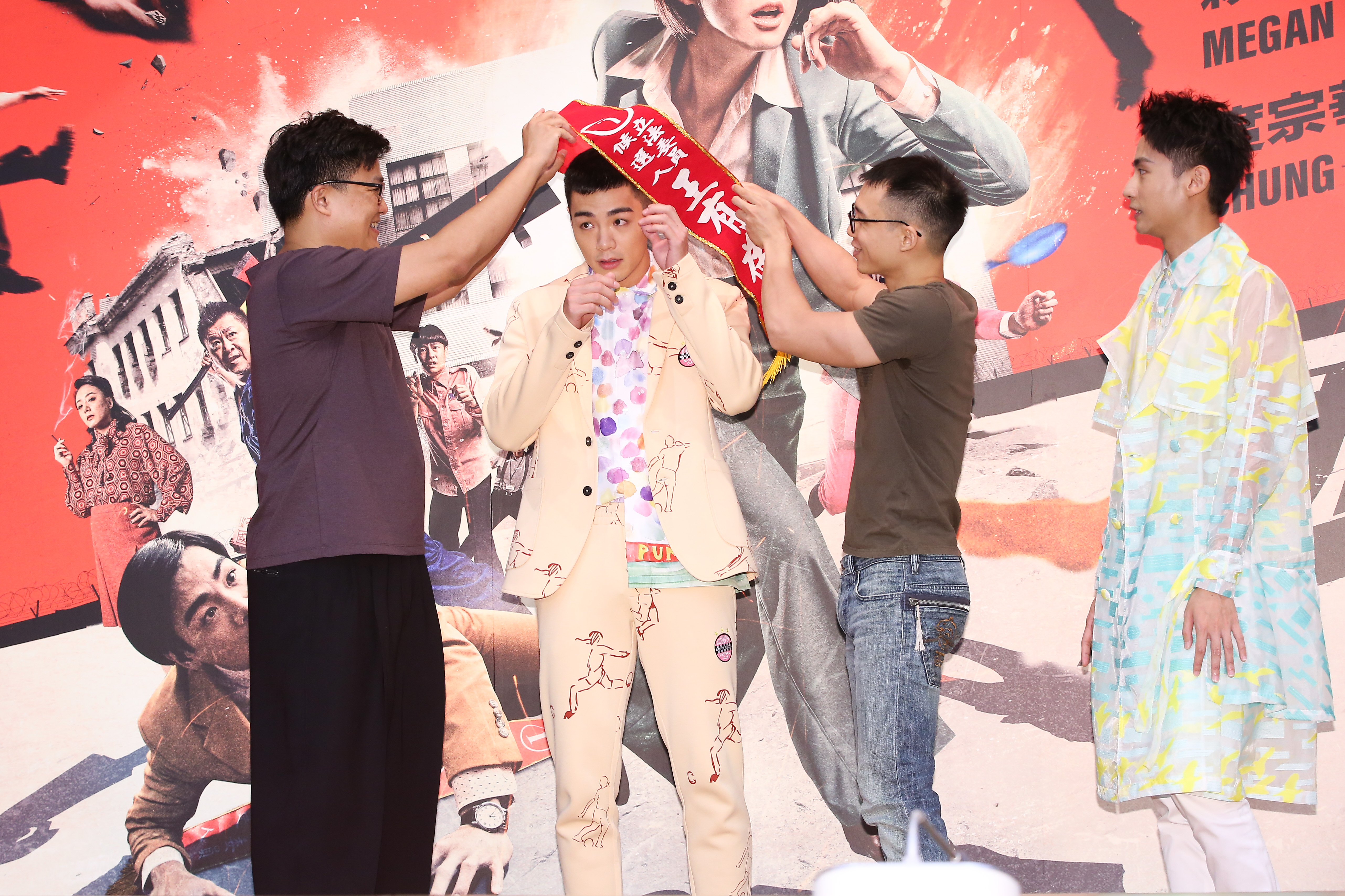 監製曾瀚賢及導演王逸帆為禾浩辰披上值星彩帶，預祝票房大賣。