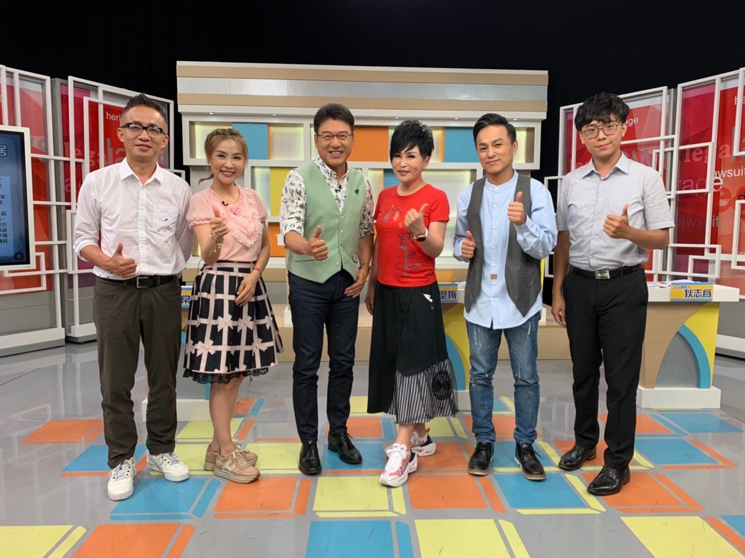 （左起）作家許常德、許聖梅、主持人謝震武、醫藥記者王瑞玲、狄志為、律師簡大為一同探討藝人婚姻為何多不「性」福。（和展影視提供）