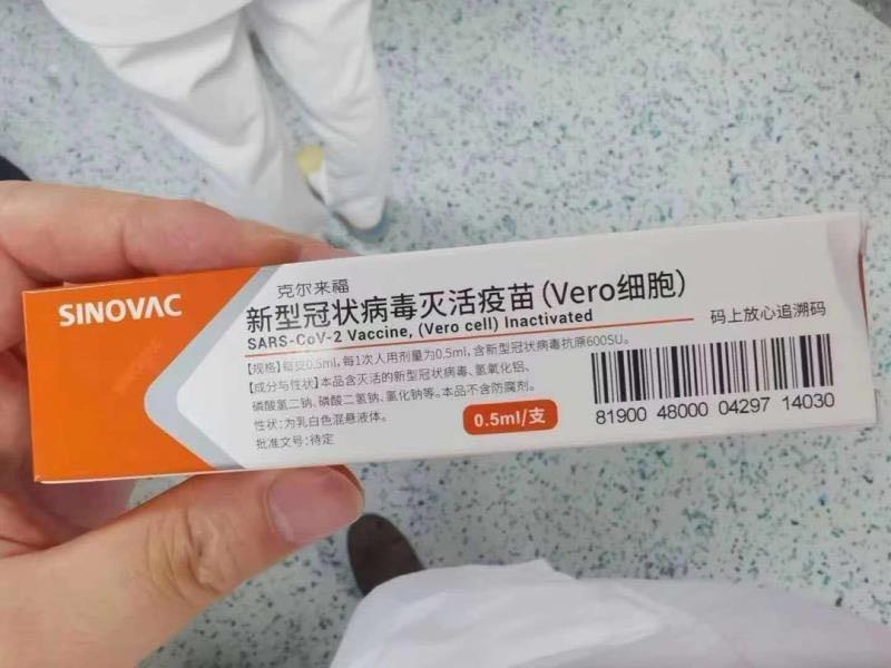 近日中國微信朋友圈有人兜售武漢肺炎假疫苗,包裝為知名藥廠生產。(翻攝自微信)