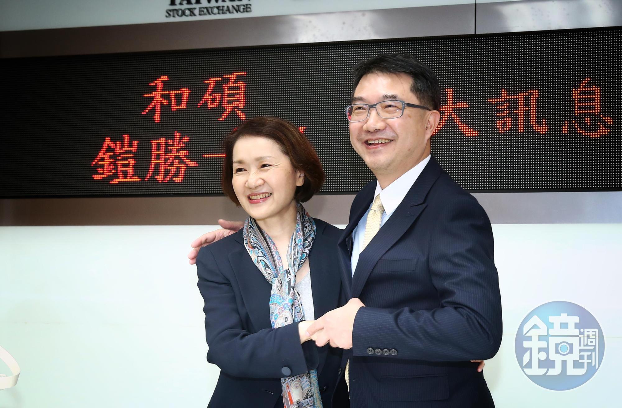 和碩財務長吳薌薌(左)宣布,通過和碩與鎧勝進行反向三角合併,鎧勝將成為和碩百分之百子公司。