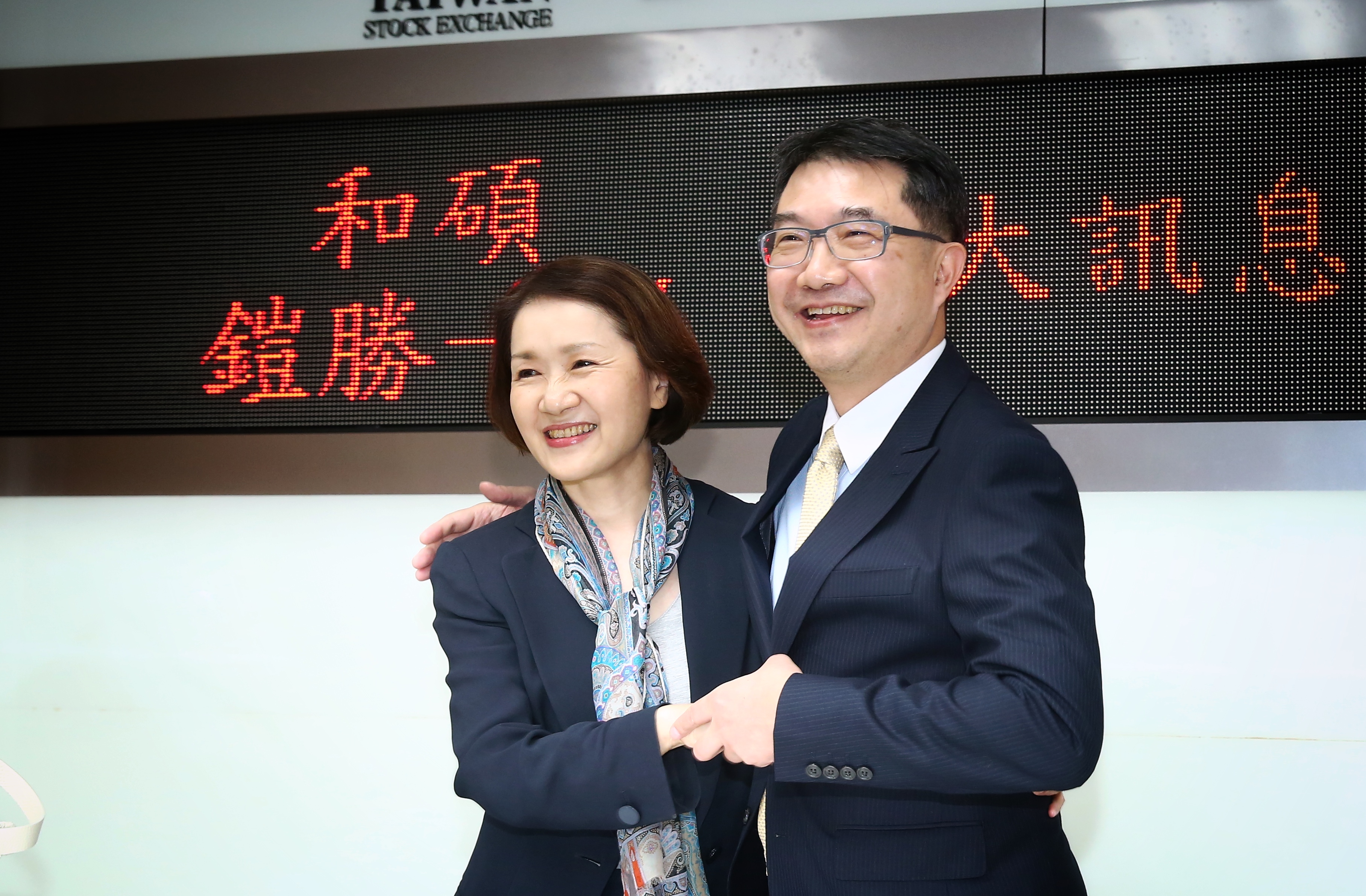 和碩財務長吳薌薌（左）宣布，通過和碩與鎧勝進行反向三角合併，鎧勝將成為和碩百分之百子公司。
