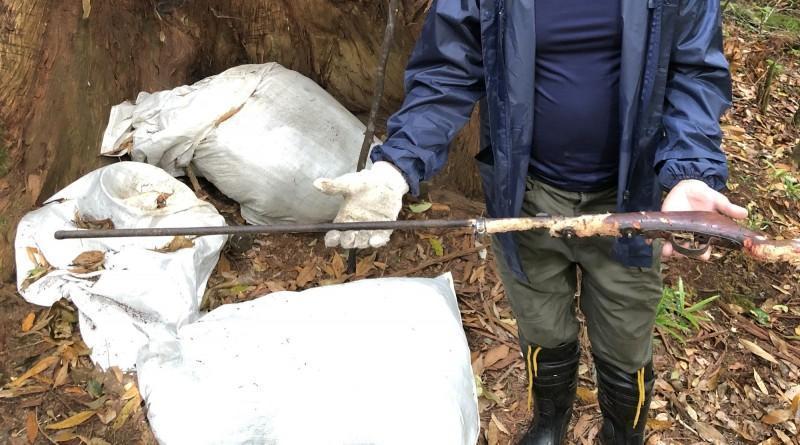 嫌犯供稱，由於不敢野放台灣黑熊因此將其擊斃，檢警查出一把土製獵槍，疑似殺害台灣黑熊工具。（新竹林管處提供）