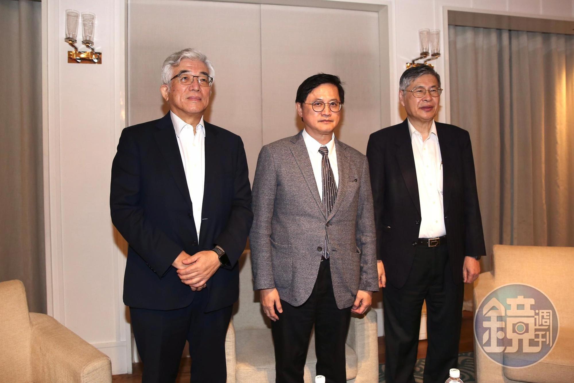 和碩宣布合併鎧勝,針對與緯創、立訊聯合對抗鴻海傳言,和碩董事長童子賢(中)則否認此事。
