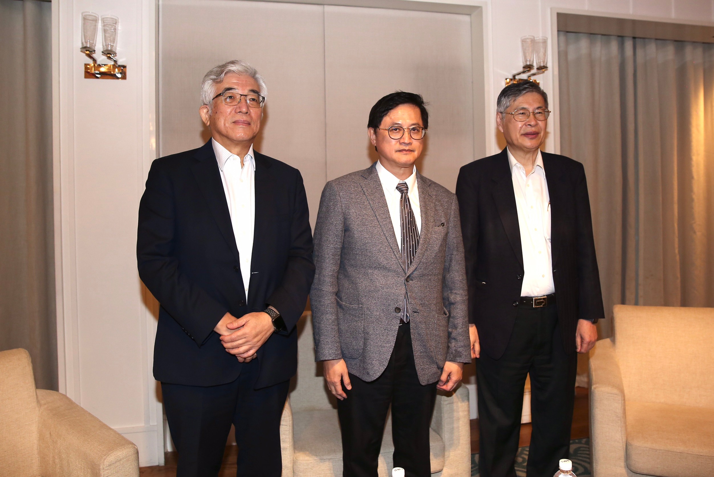 和碩宣布合併鎧勝，針對與緯創、立訊聯合對抗鴻海傳言，和碩董事長童子賢（中）則否認此事。