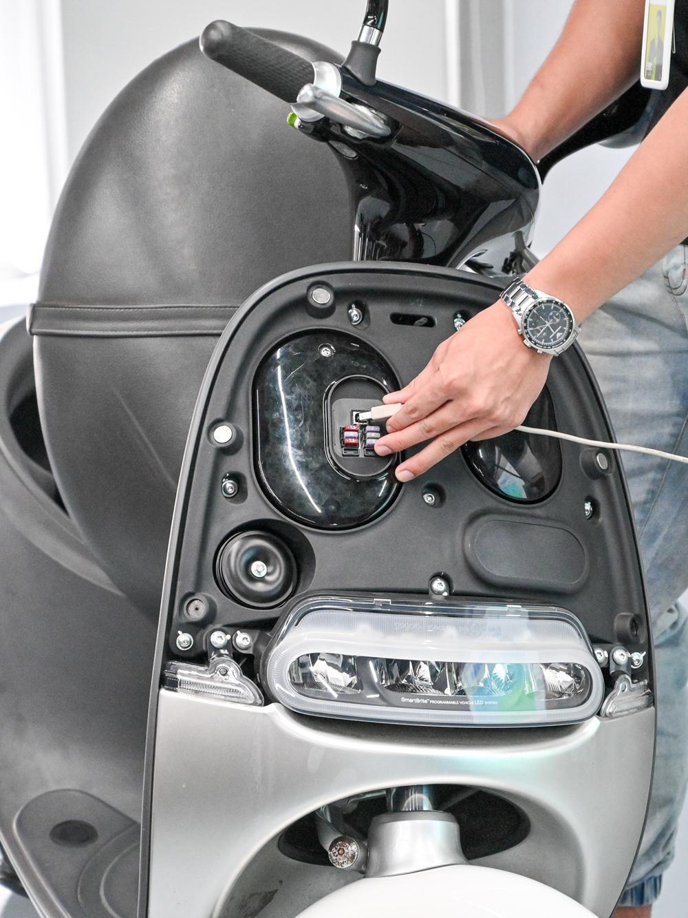 全車電控的Gogoro進服務中心後也是先插上電腦與維修系統連線。