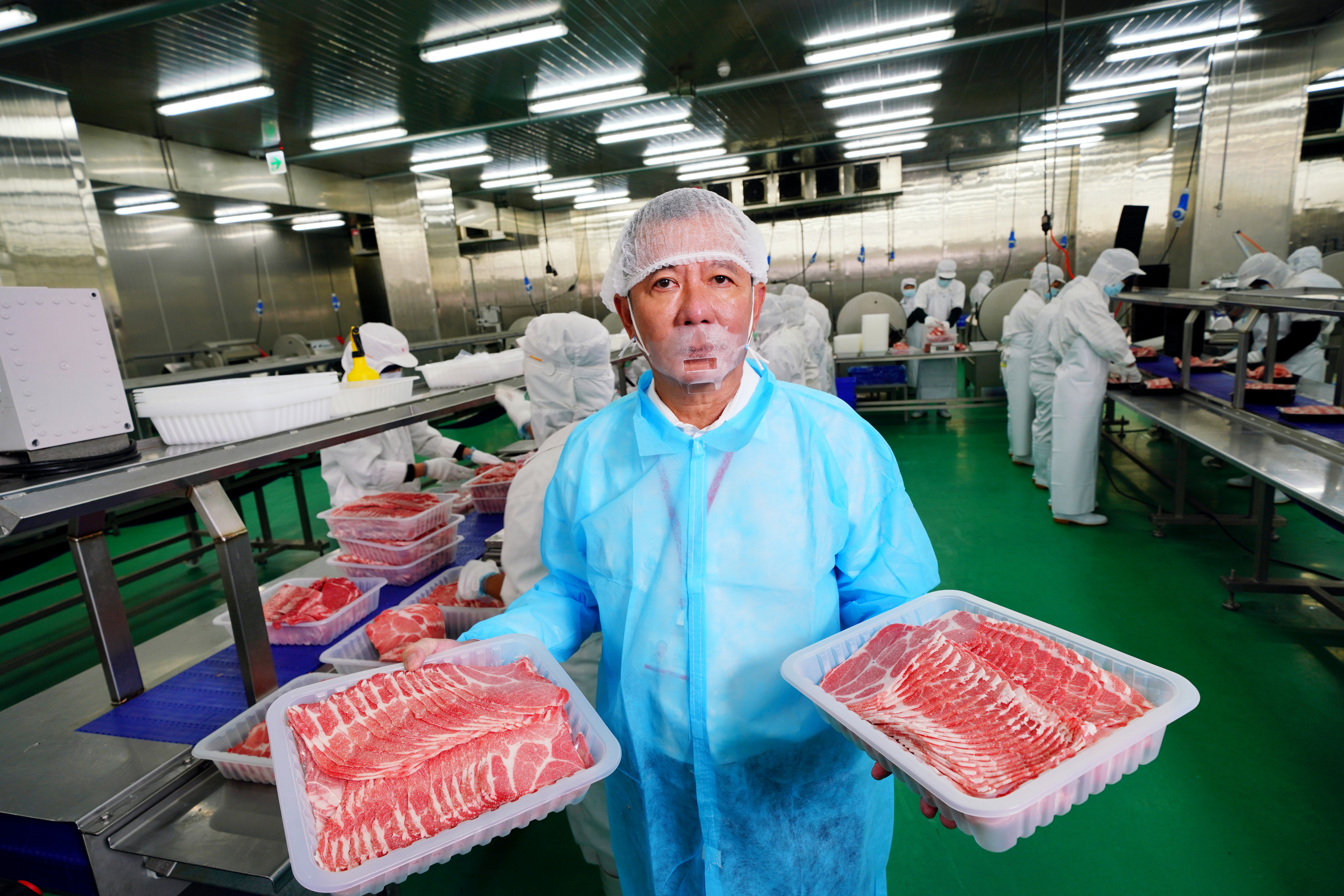 朱榮一從菜市場豬肉攤一躍成為冷凍肉品霸主，靠的是鐵人般的毅力。