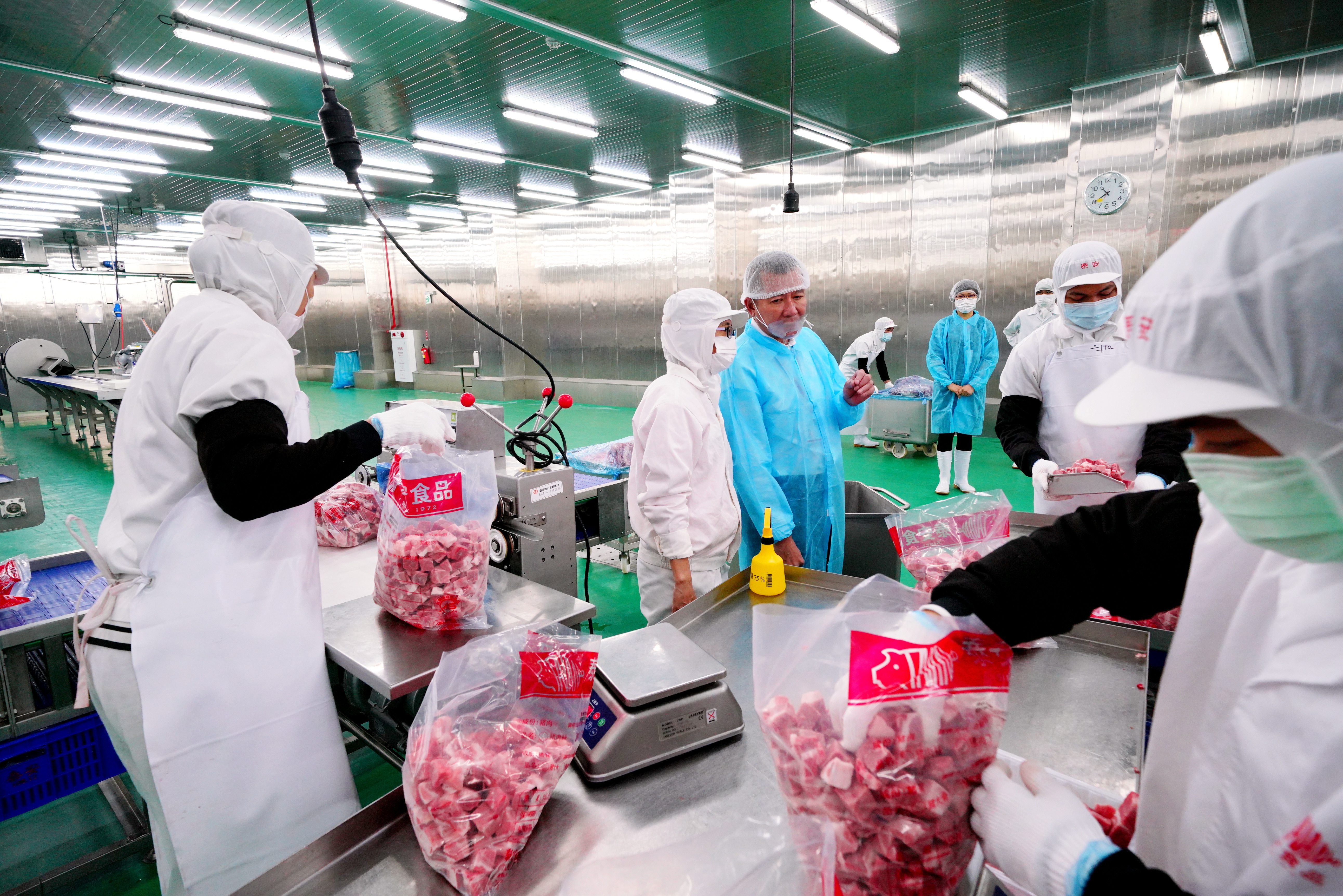 朱榮一對品質要求甚嚴，巡場時不滿意馬上叮囑負責的主管改進。