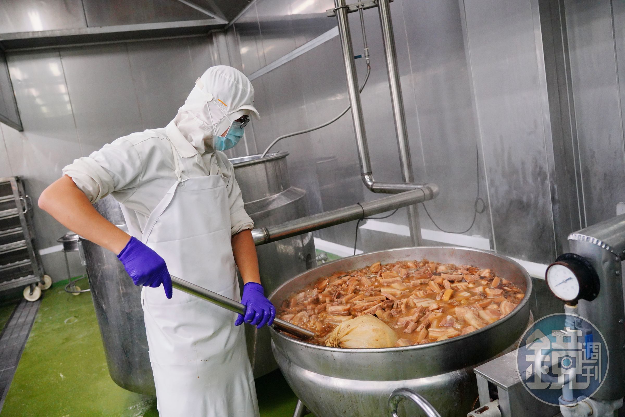 無論是熟食烹煮機器或切肉設備，都來自歐、美、日各國，彷彿八國聯軍。