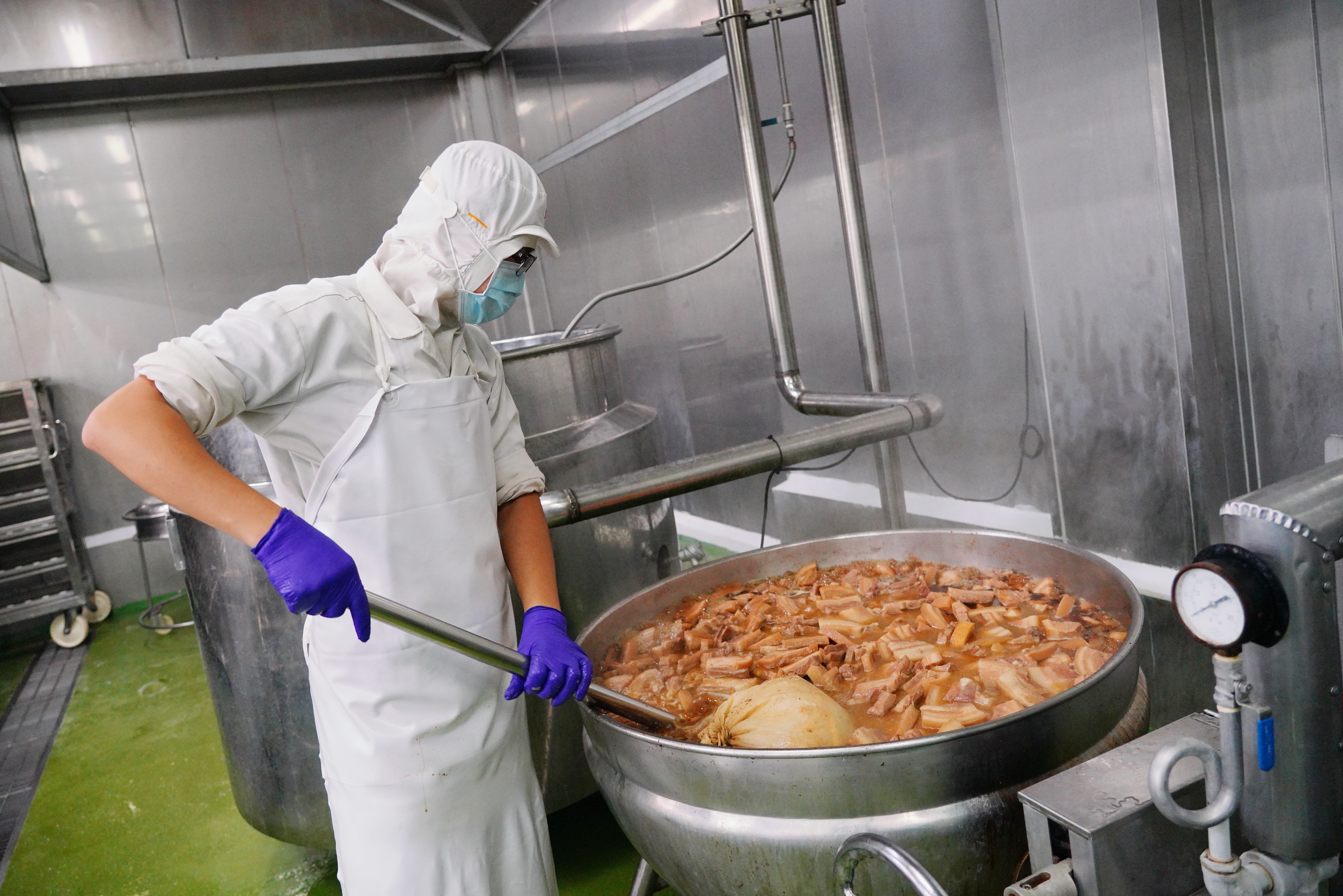 無論是熟食烹煮機器或切肉設備，都來自歐、美、日各國，彷彿八國聯軍。