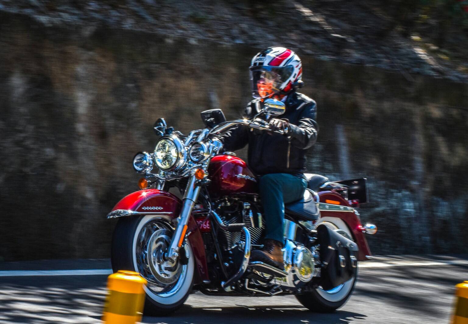 朱榮一愛騎重機舒壓，還為此破戒穿了自己以前絕對不穿的牛仔褲。（泰安提供）