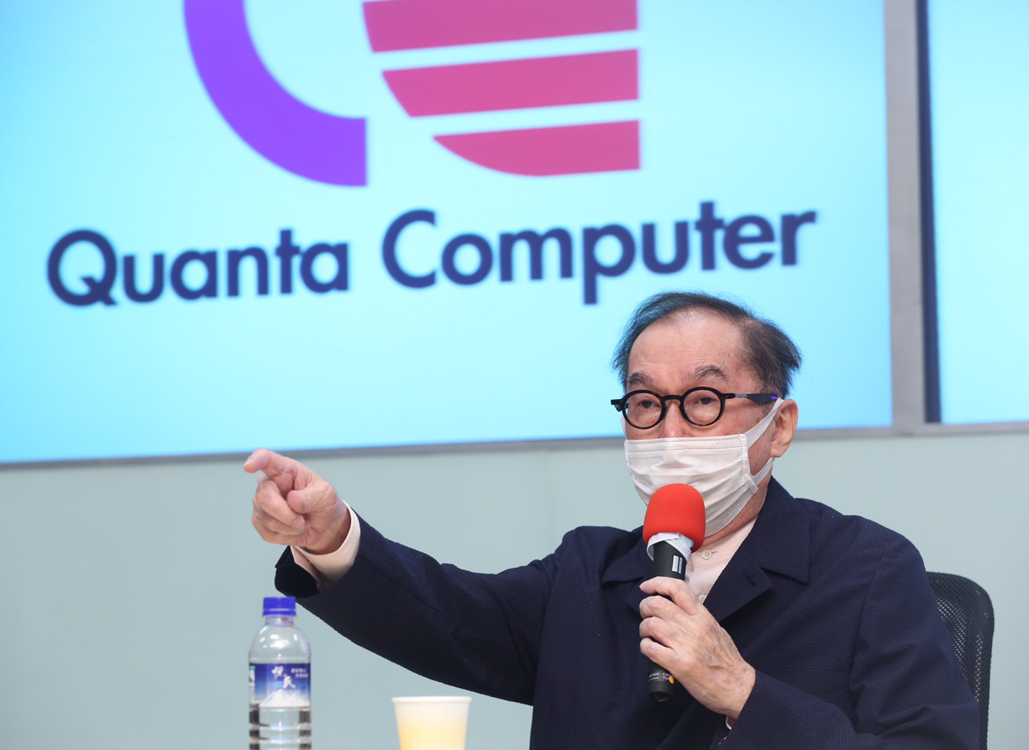 宅經濟帶動遠距生活模式，廣達董事長林百里強調，現在是發展筆電和雲端的黃金時機。