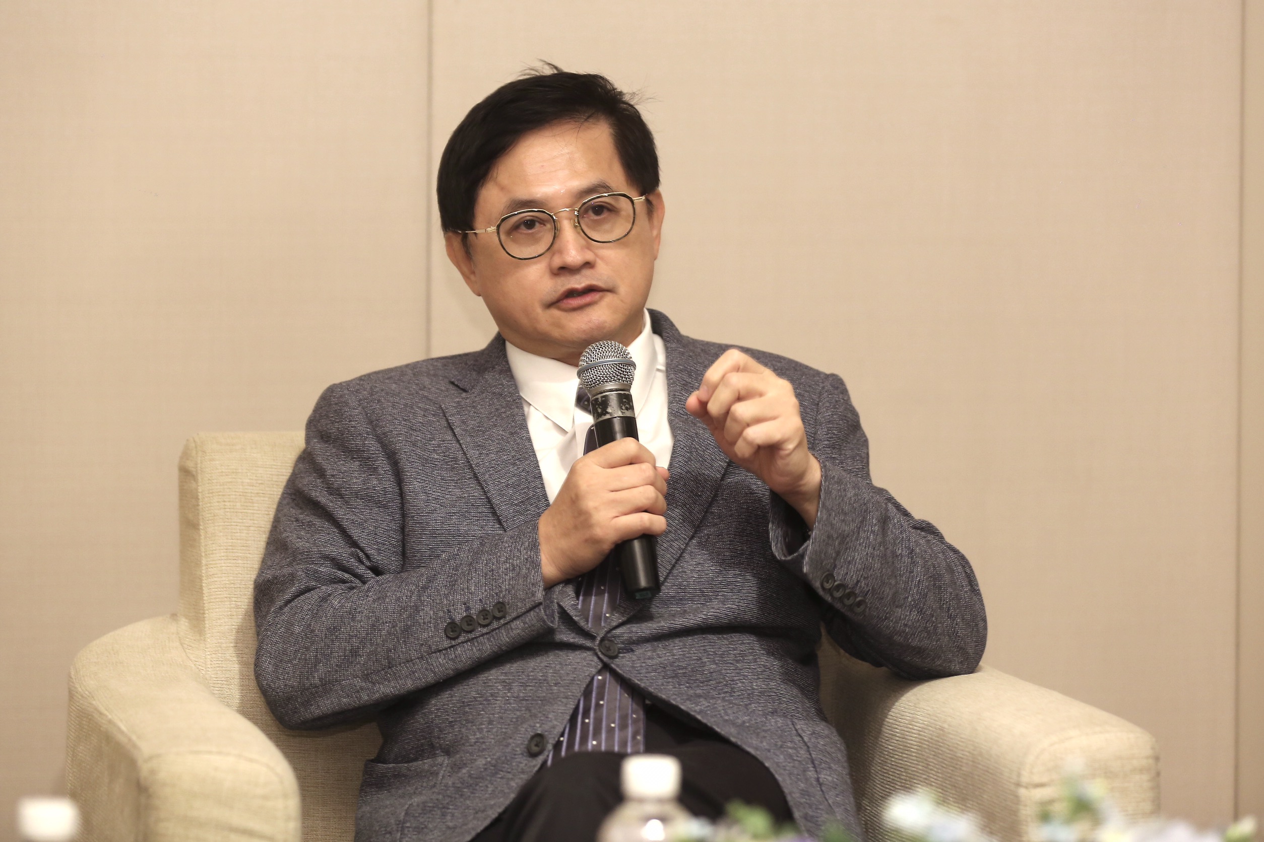 鎧勝一直是困擾和碩董事長童子賢多年的難題，這次能夠順利合併回母公司，全賴今年一張來自蘋果的新訂單。